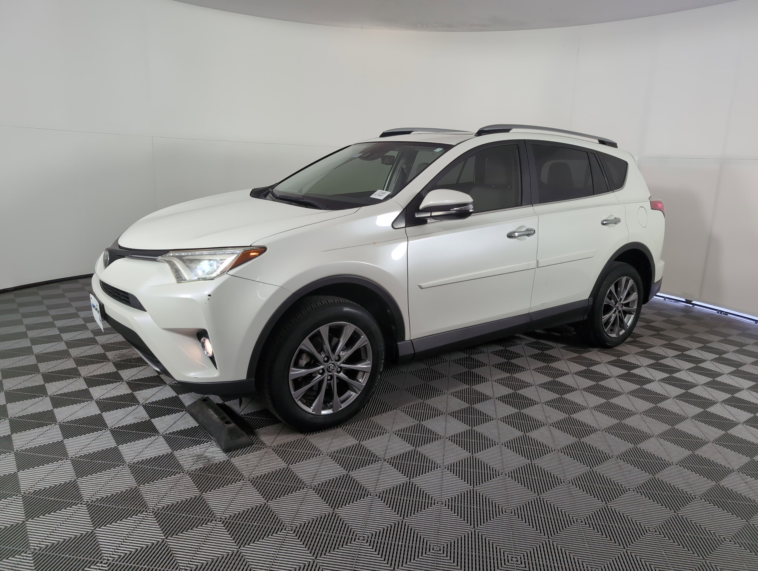 2018 Toyota RAV4 Platinum photo 2