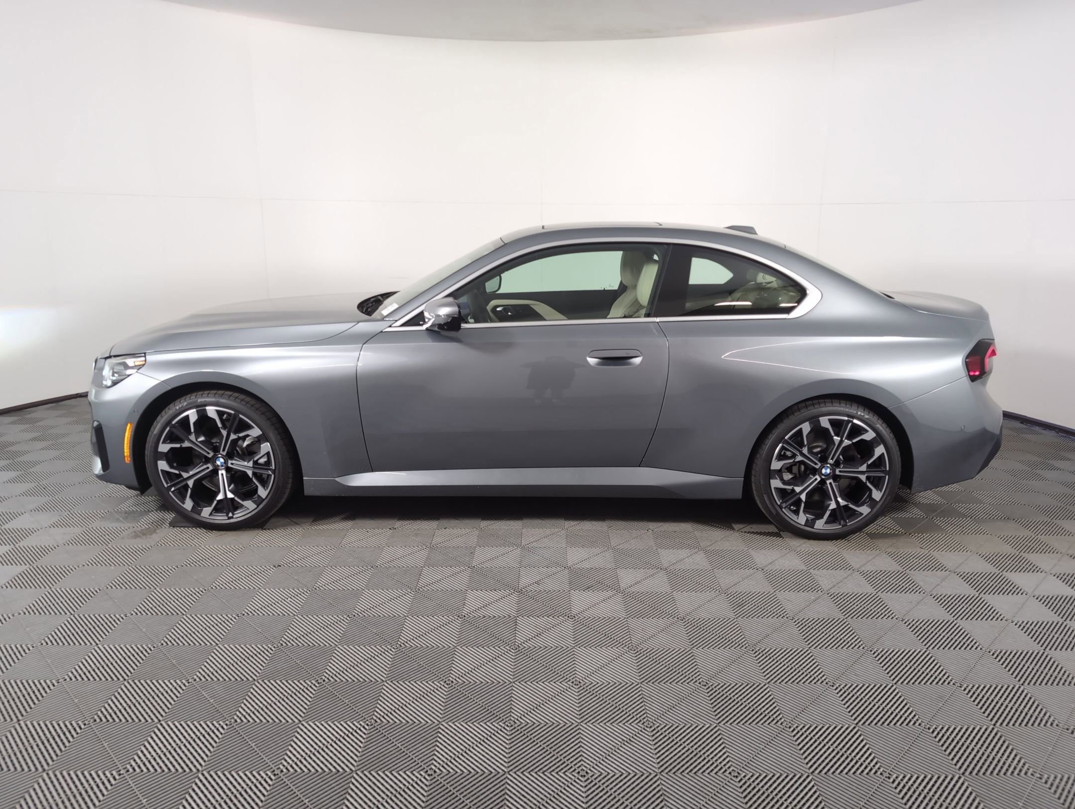 2025 Bmw 230i Coupe photo 2