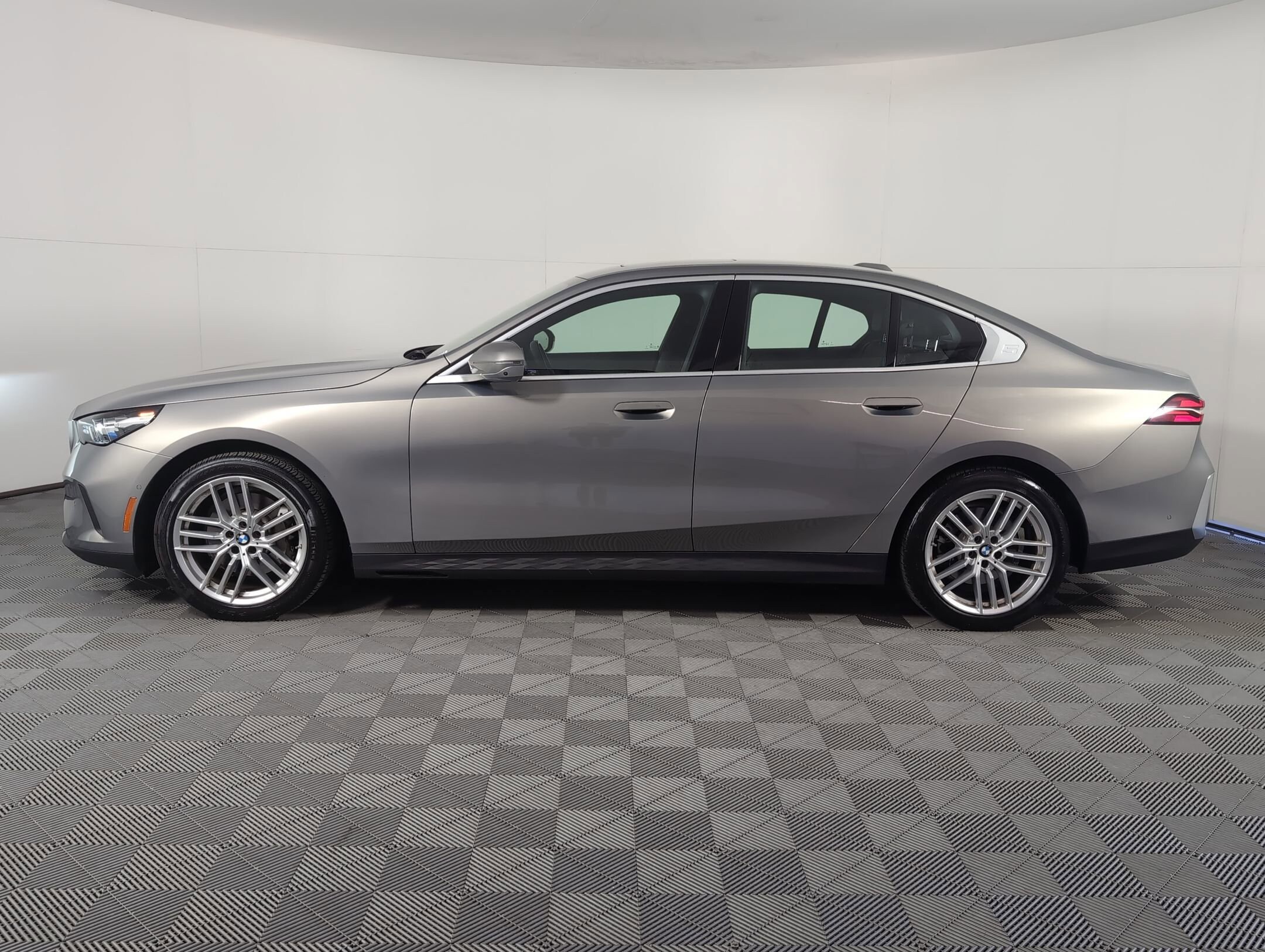 2024 Bmw 530i photo 2