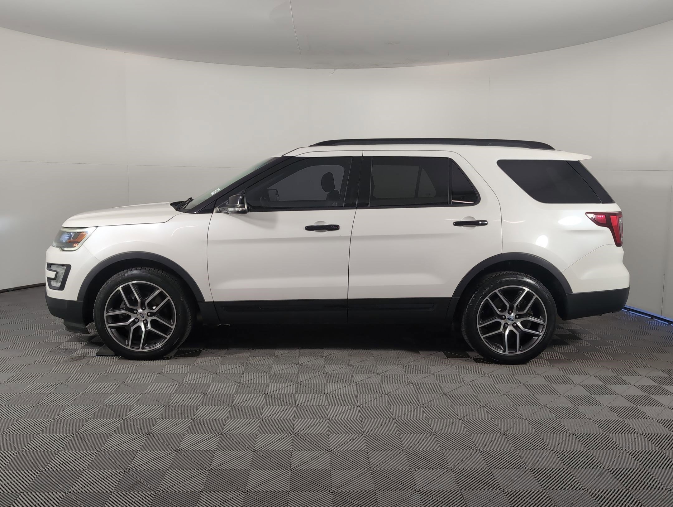 2016 Ford Explorer Sport photo 2