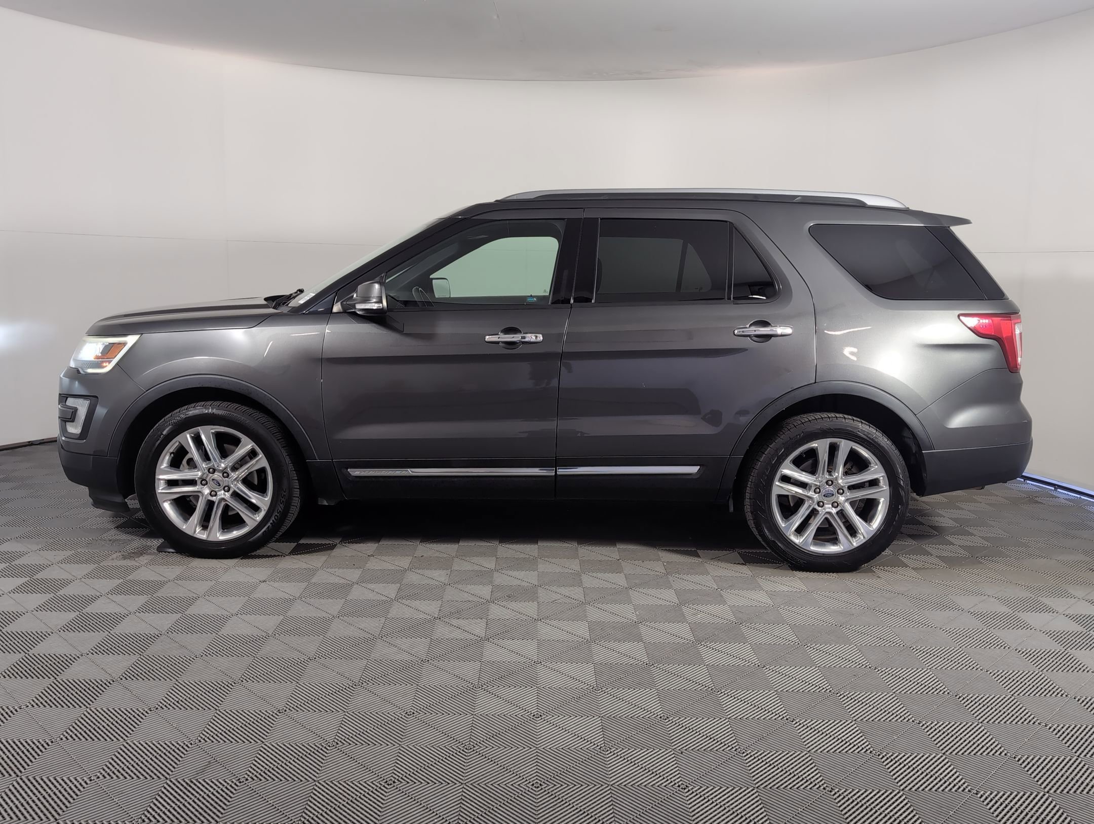 2017 Ford Explorer Limited photo 2