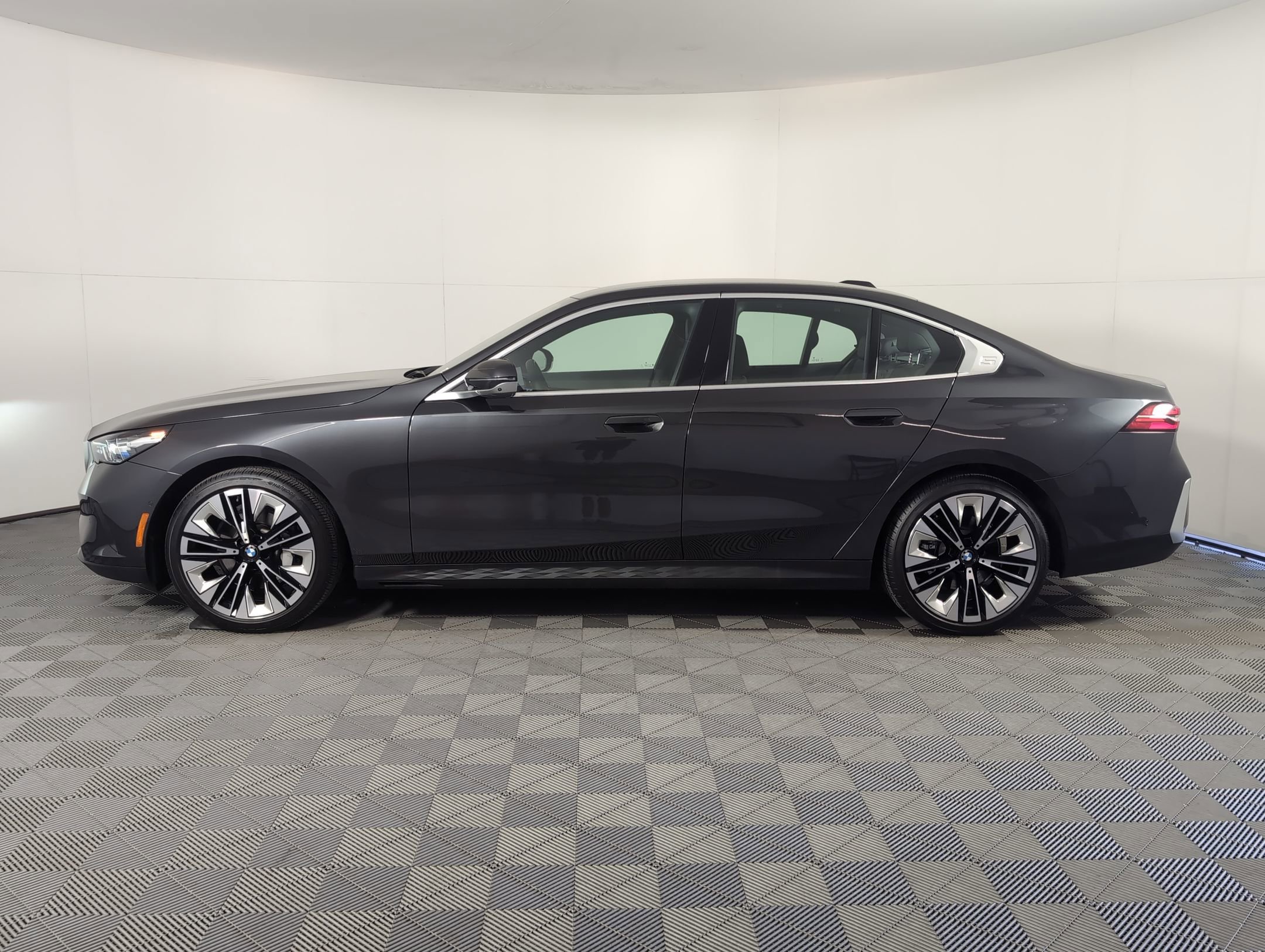 2025 Bmw 530i Sedan 5 photo 2