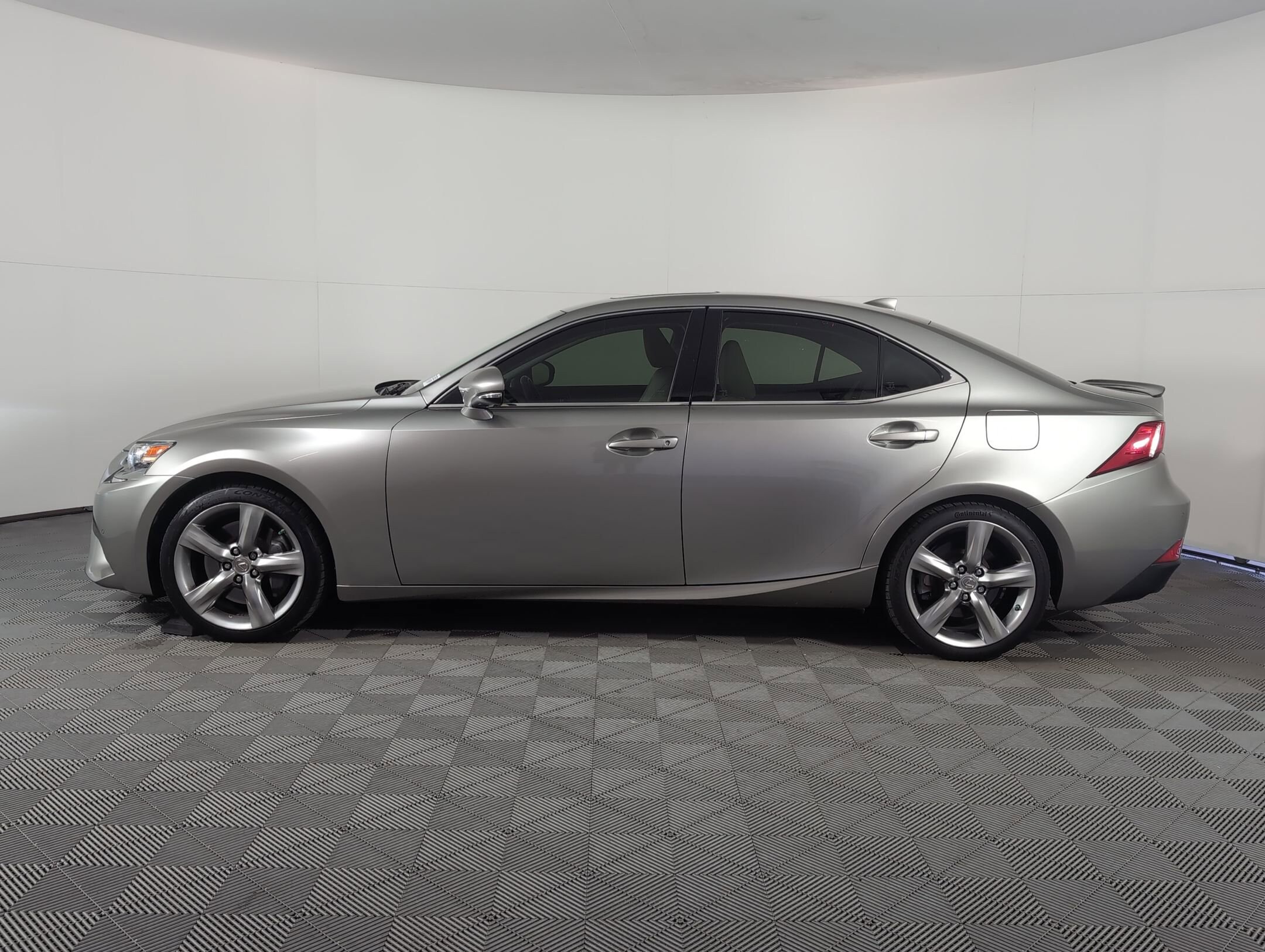 2016 Lexus IS 350 photo 2