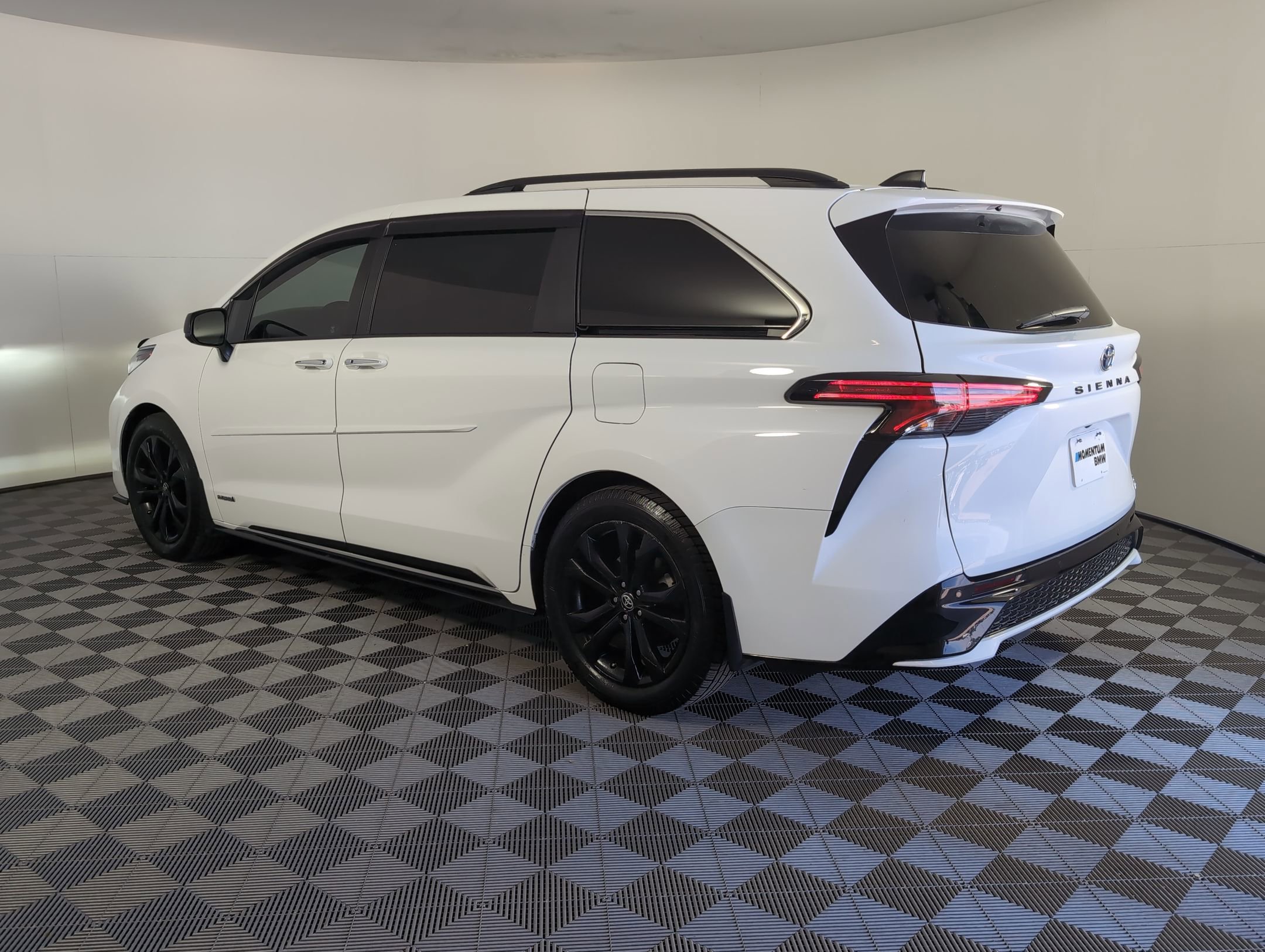 2021 Toyota Sienna XSE photo 3