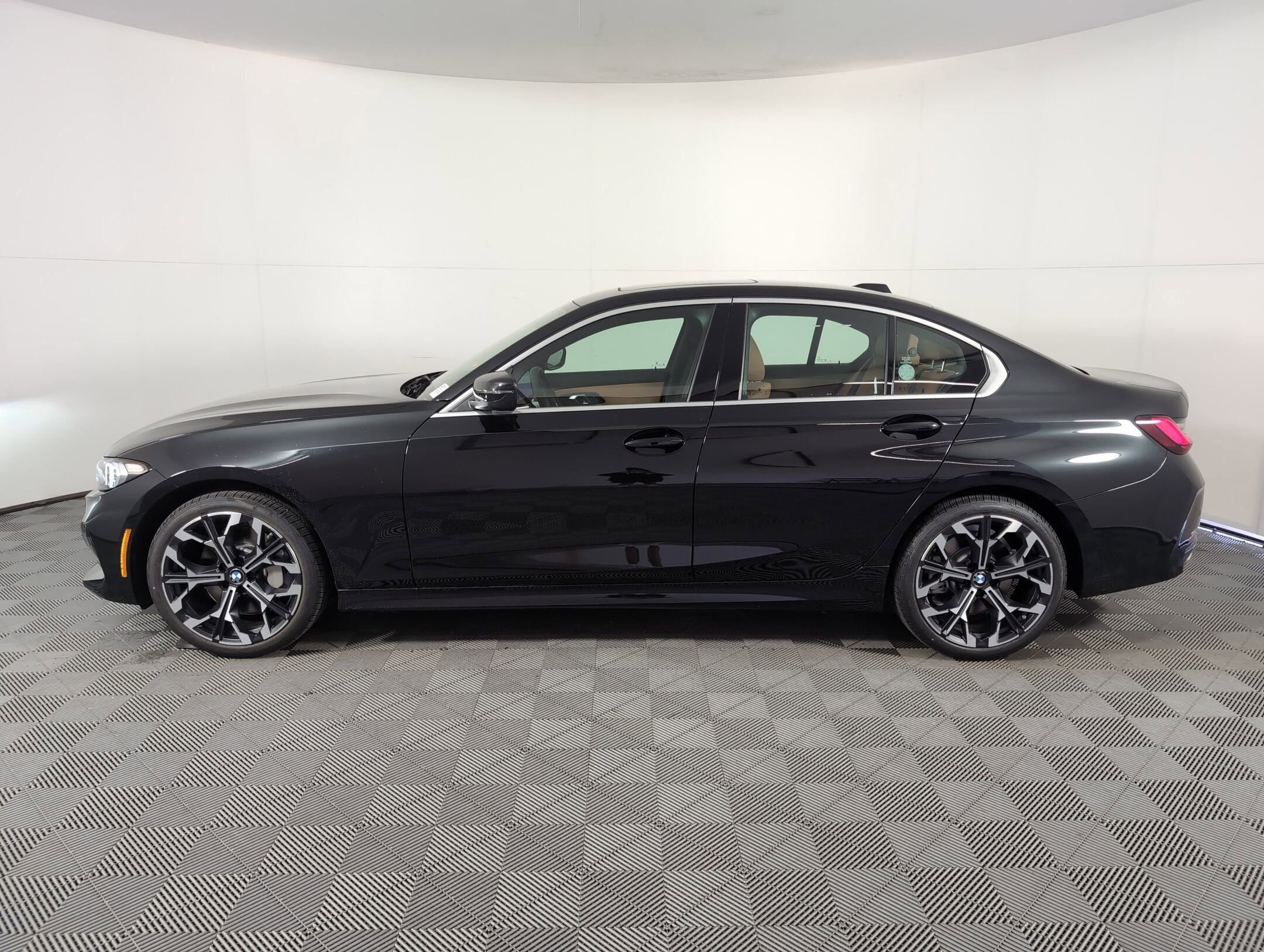 2025 Bmw 330i Sedan photo 2