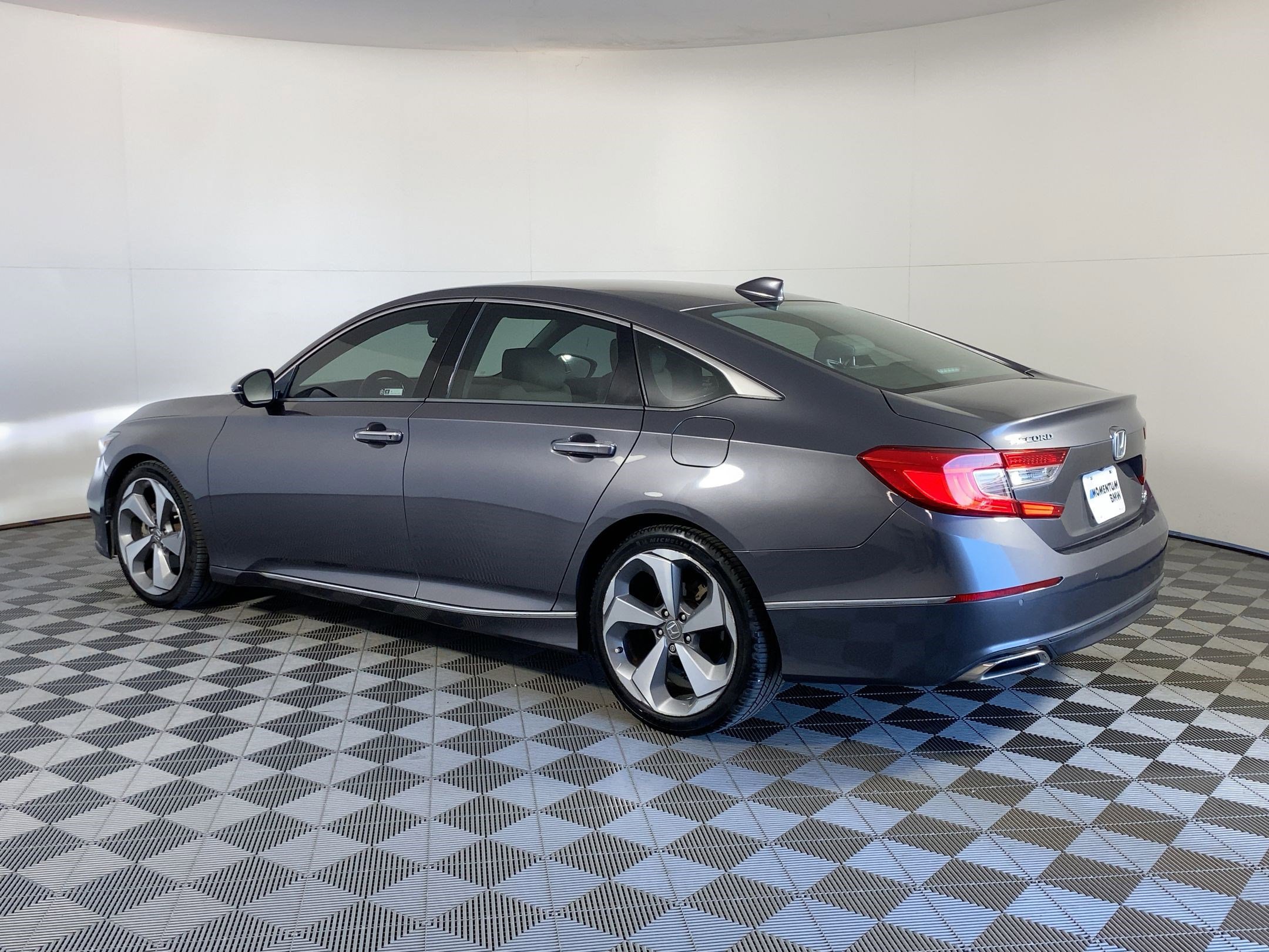 2018 Honda Accord Touring 2.0T photo 3