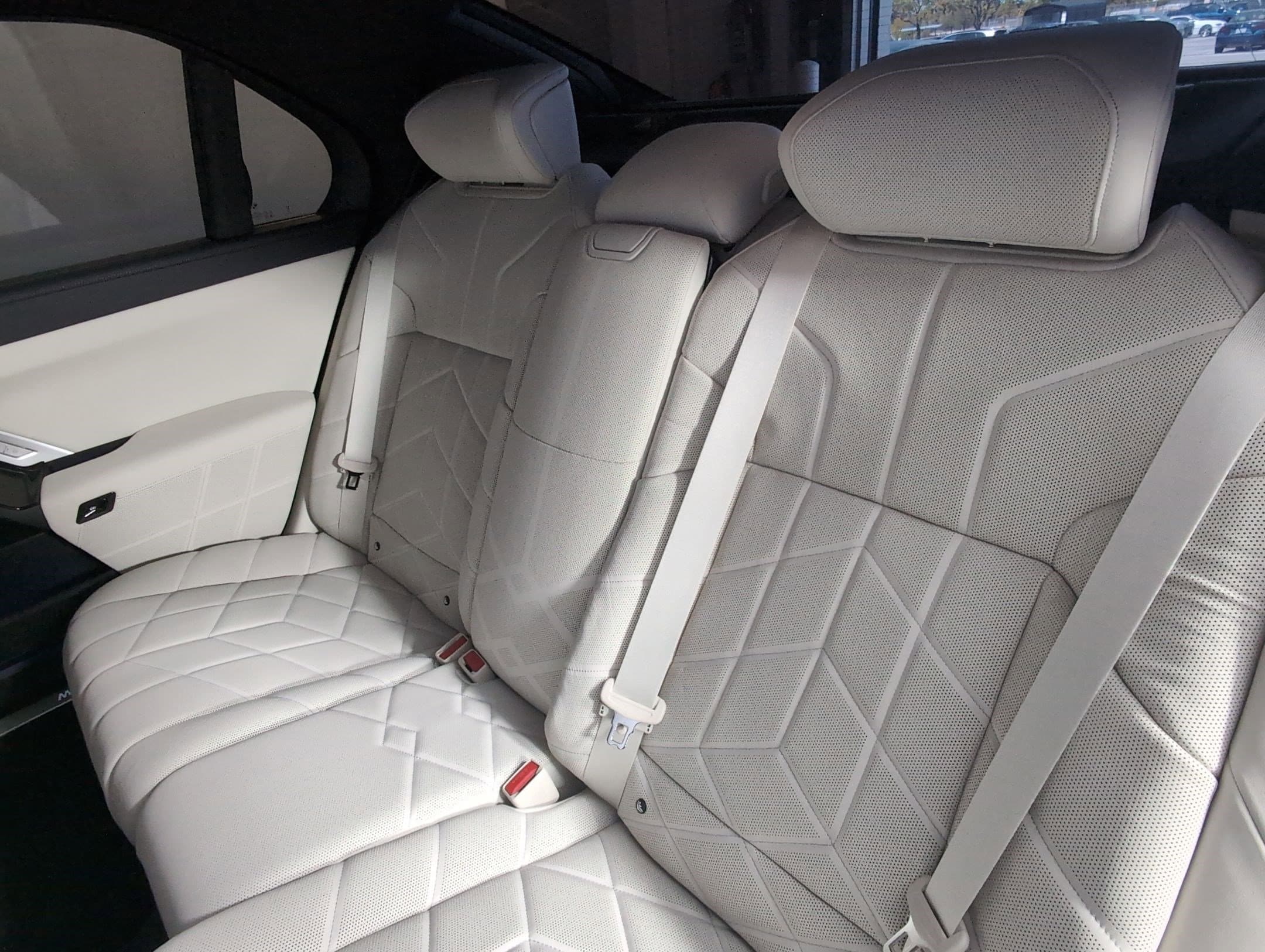 2025 BMW i7 50 - Photo 28