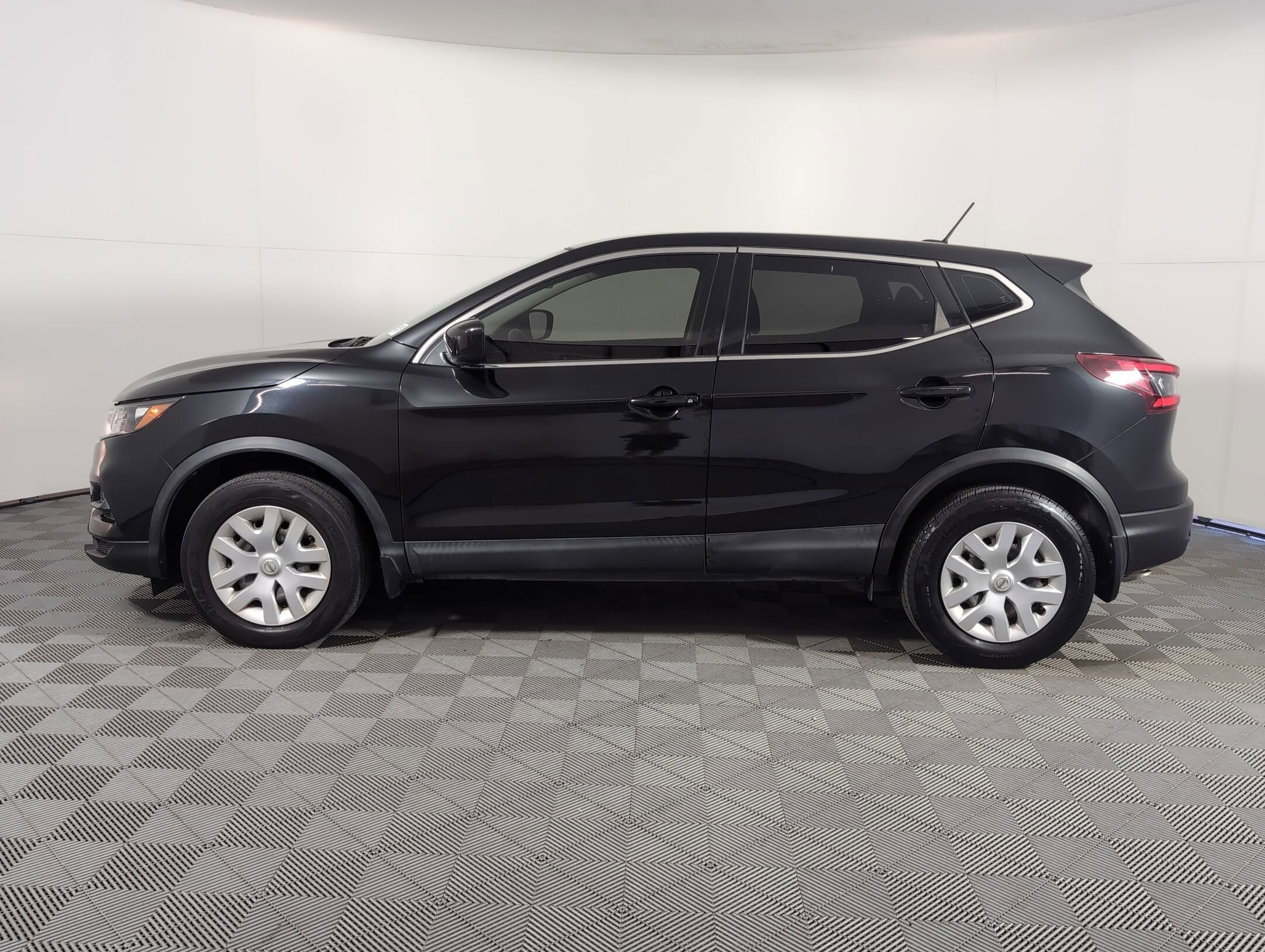 2020 Nissan Rogue Sport S photo 2