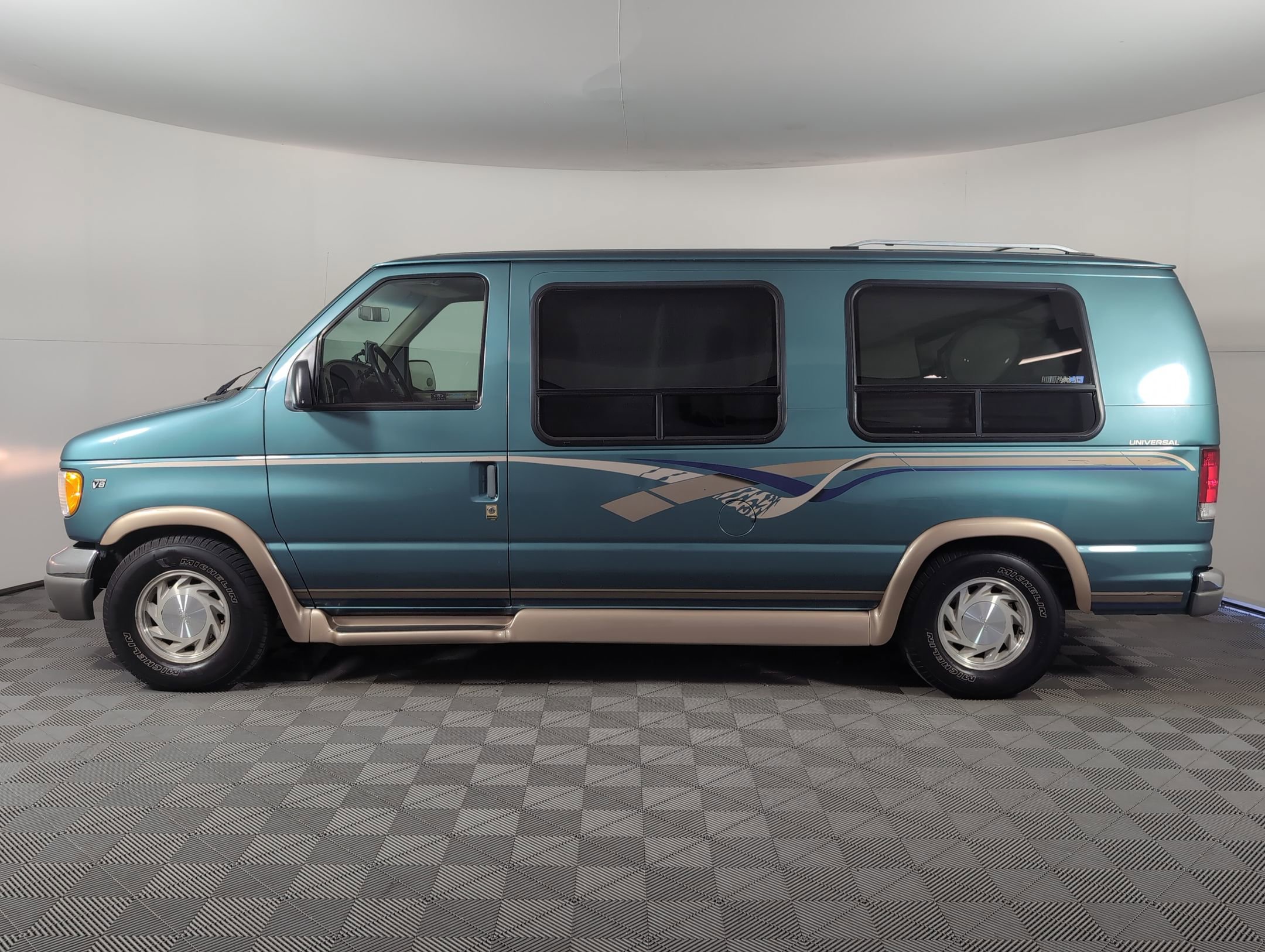 1998 Ford E-150 photo 2