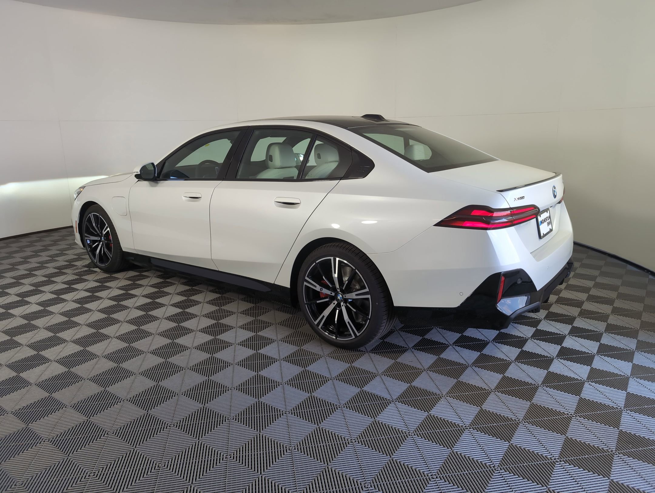 2026 Bmw 550e xDrive photo 2