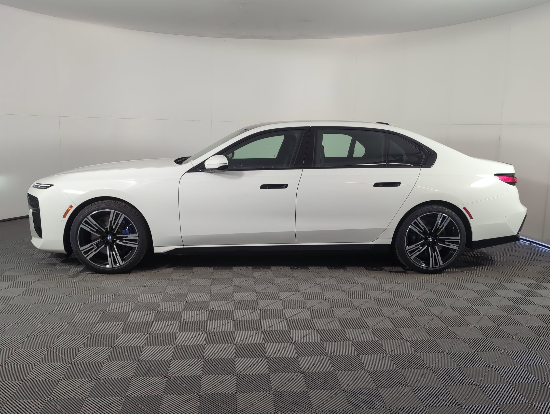 2026 Bmw 740i Sedan photo 2