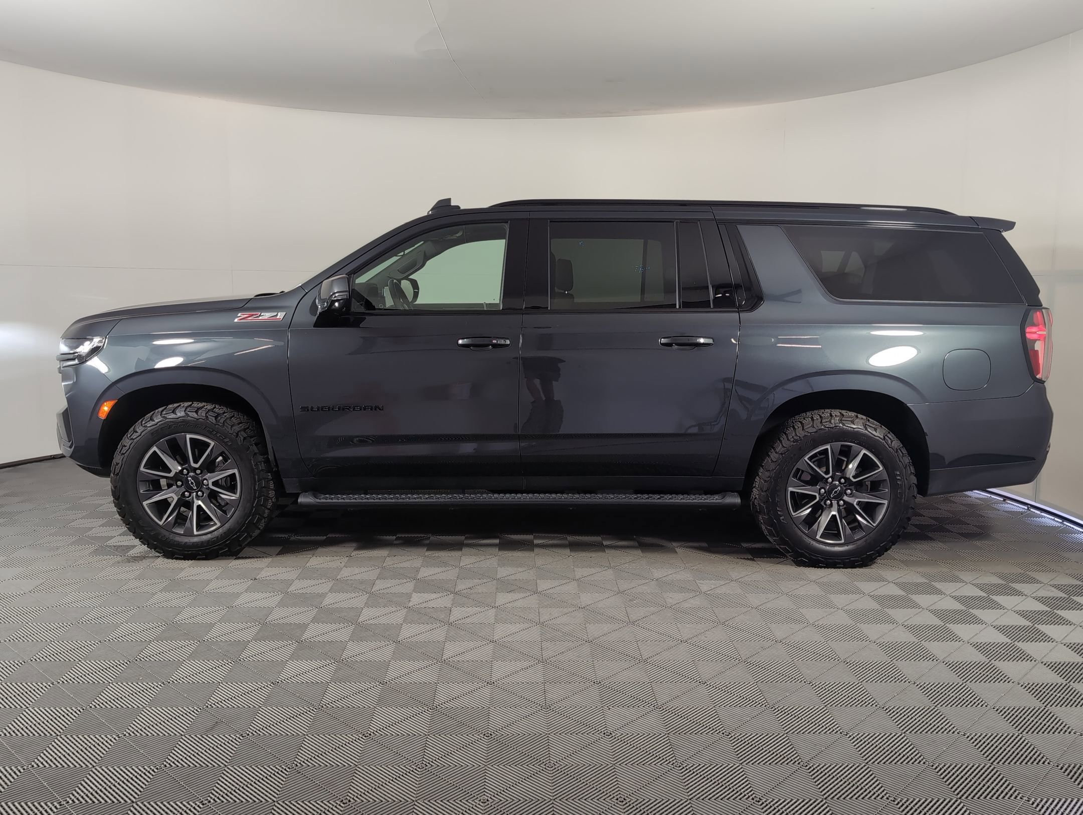 2022 Chevrolet Suburban Z71 photo 2