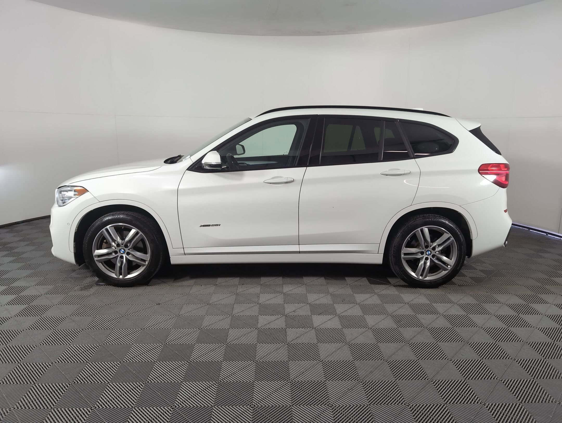 2018 Bmw X1 XDrive28i photo 2