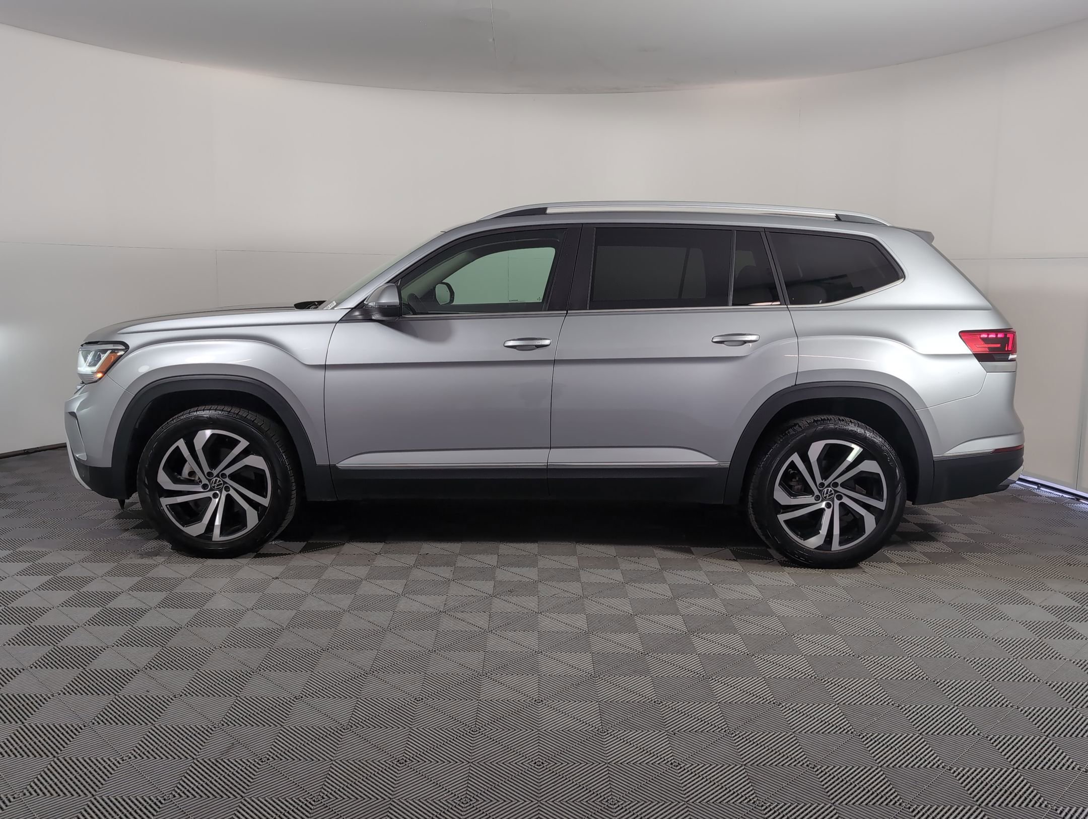 2023 Volkswagen Atlas SEL photo 2