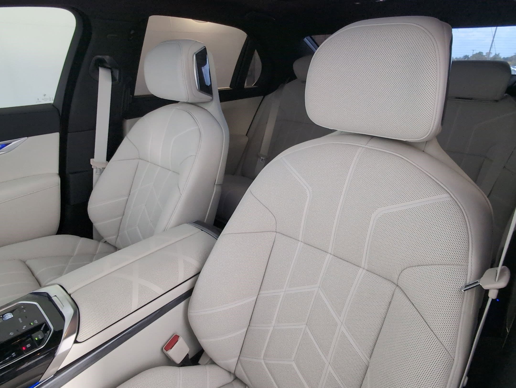 2025 BMW i7 50 - Photo 22