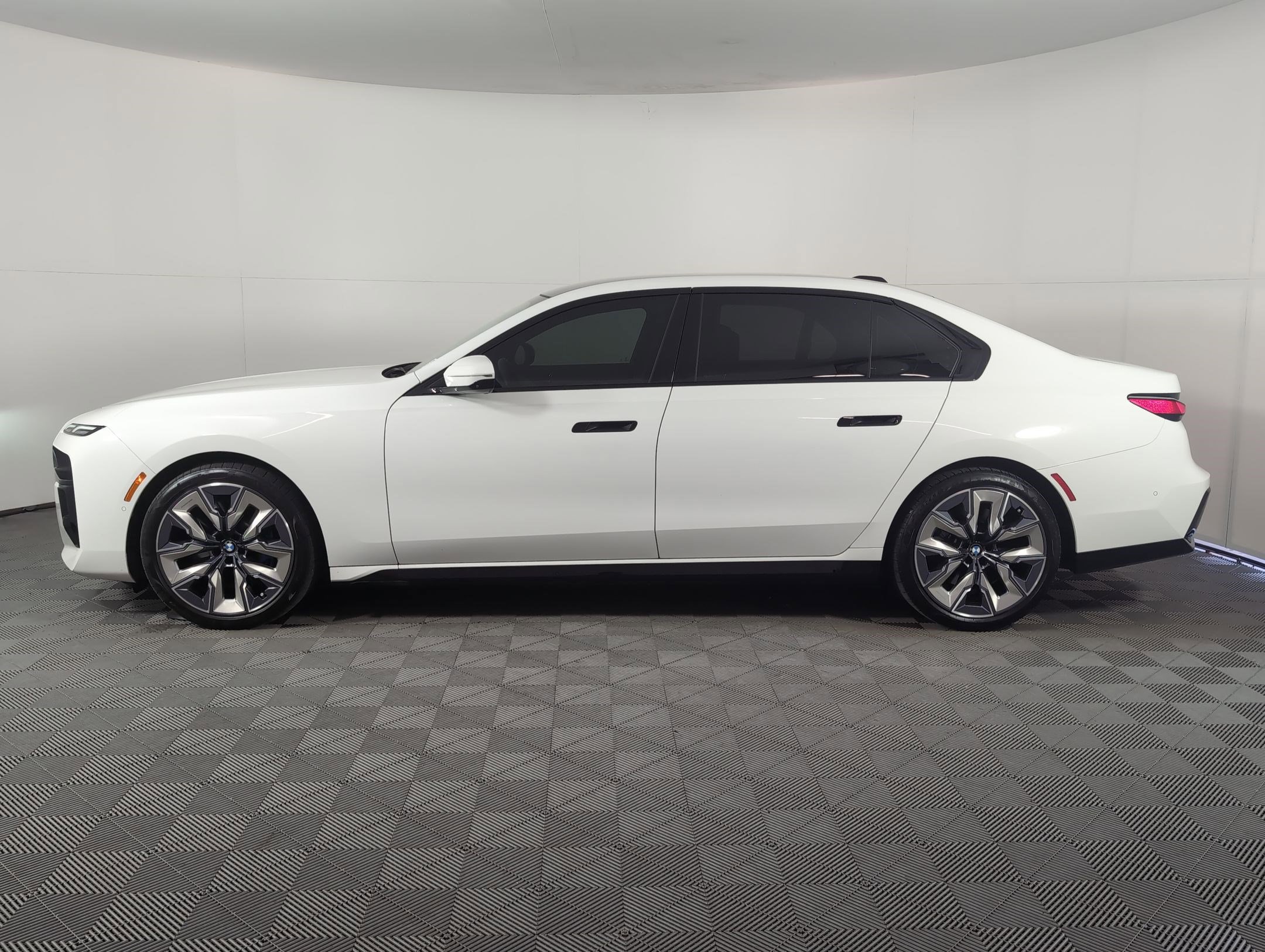 2023 Bmw 740i photo 2