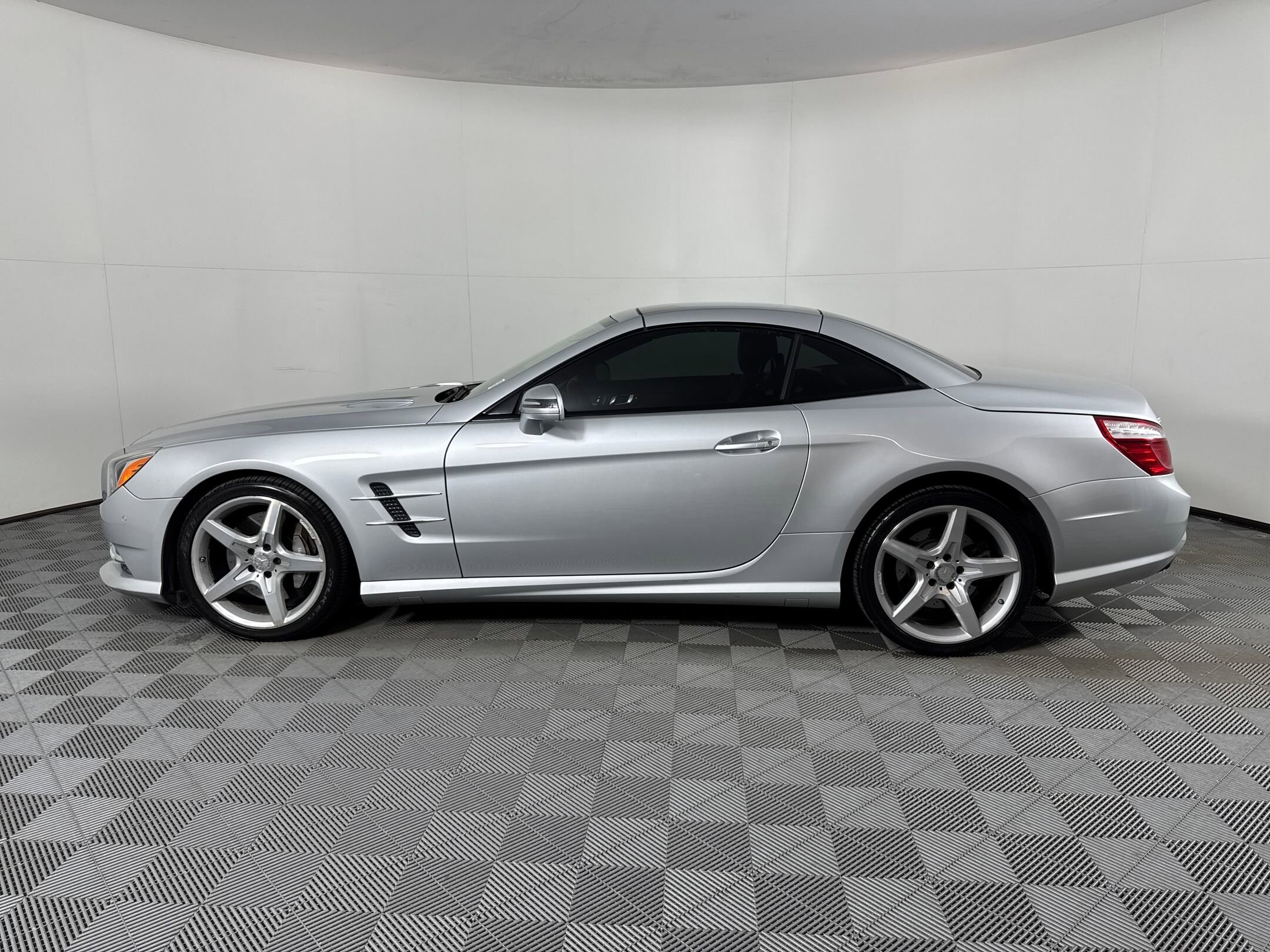 2014 Mercedes Benz SL 550 photo 2