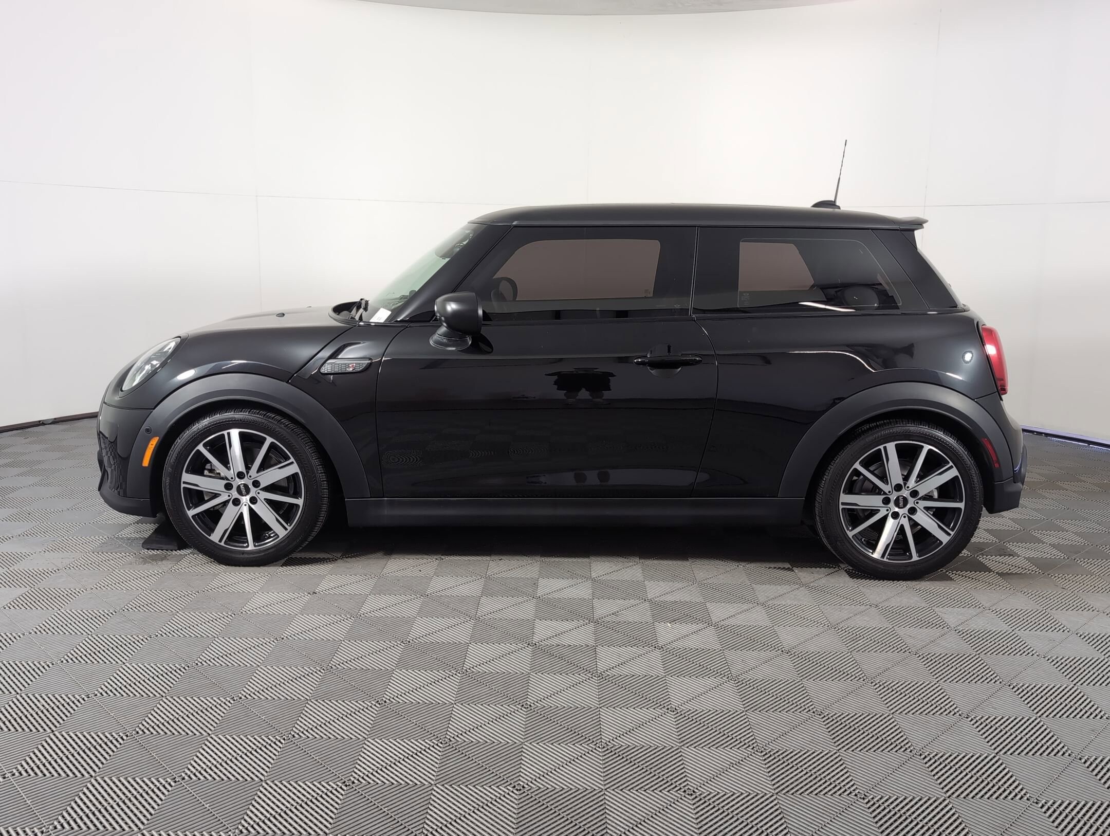 2023 Mini Cooper 2 Door Hardtop S photo 2