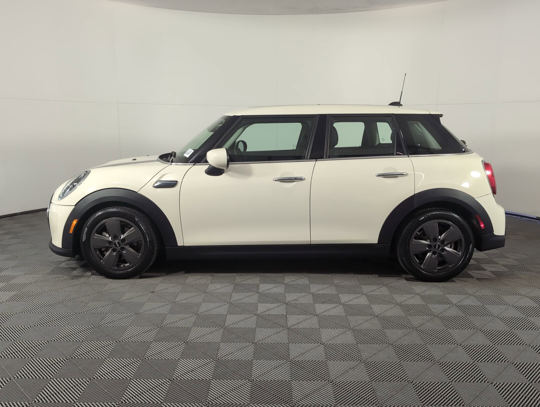 2023 Mini Cooper 4 Door Hardtop photo 2
