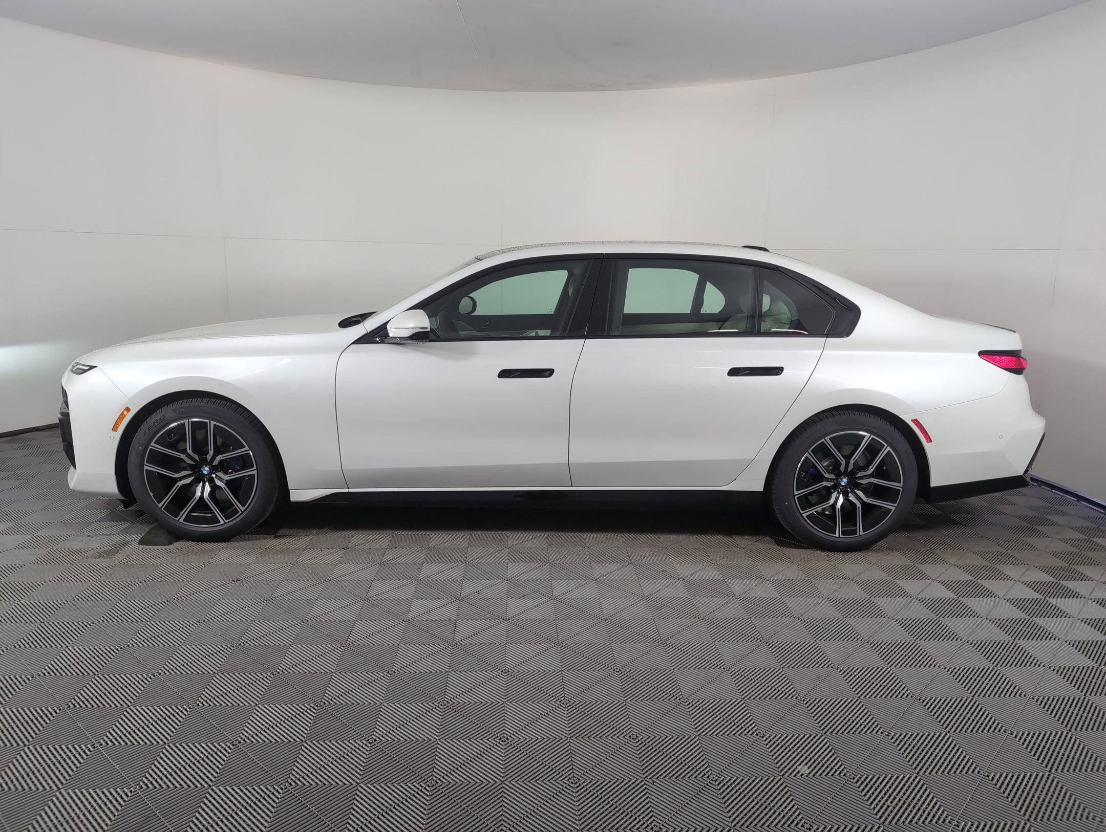 2025 Bmw 740i Sedan photo 2