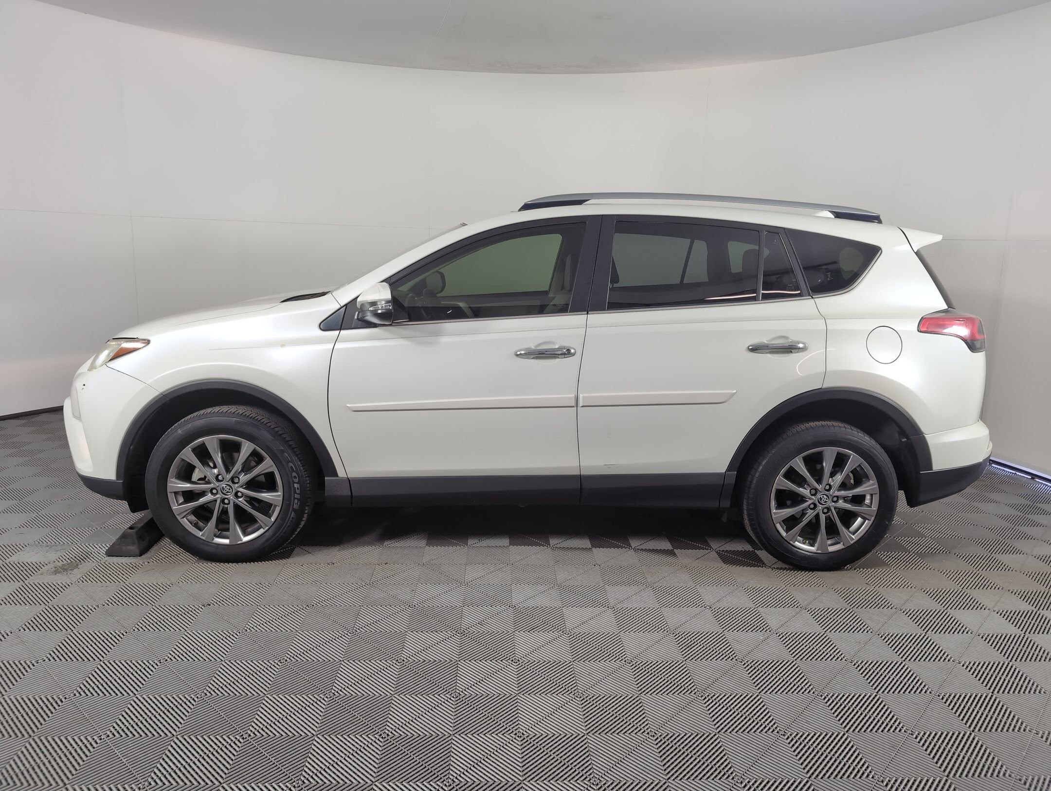 2018 Toyota RAV4 Platinum photo 2