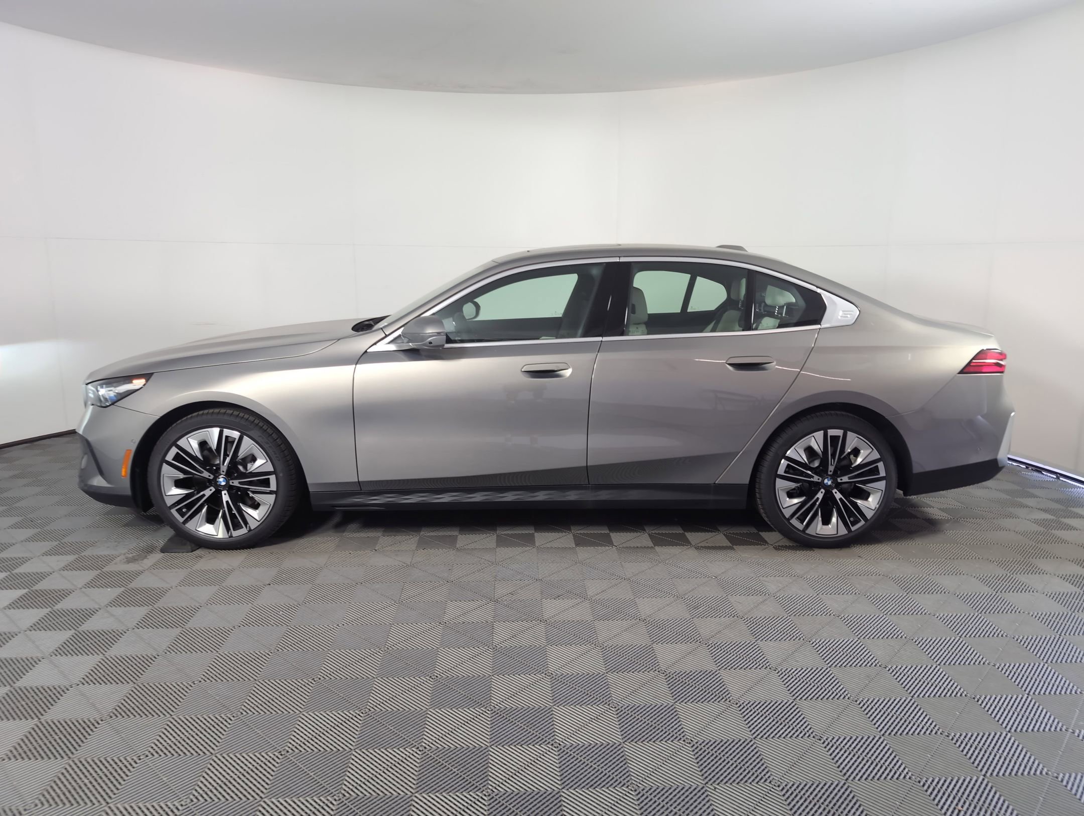 2026 Bmw 530i Sedan 5 photo 2