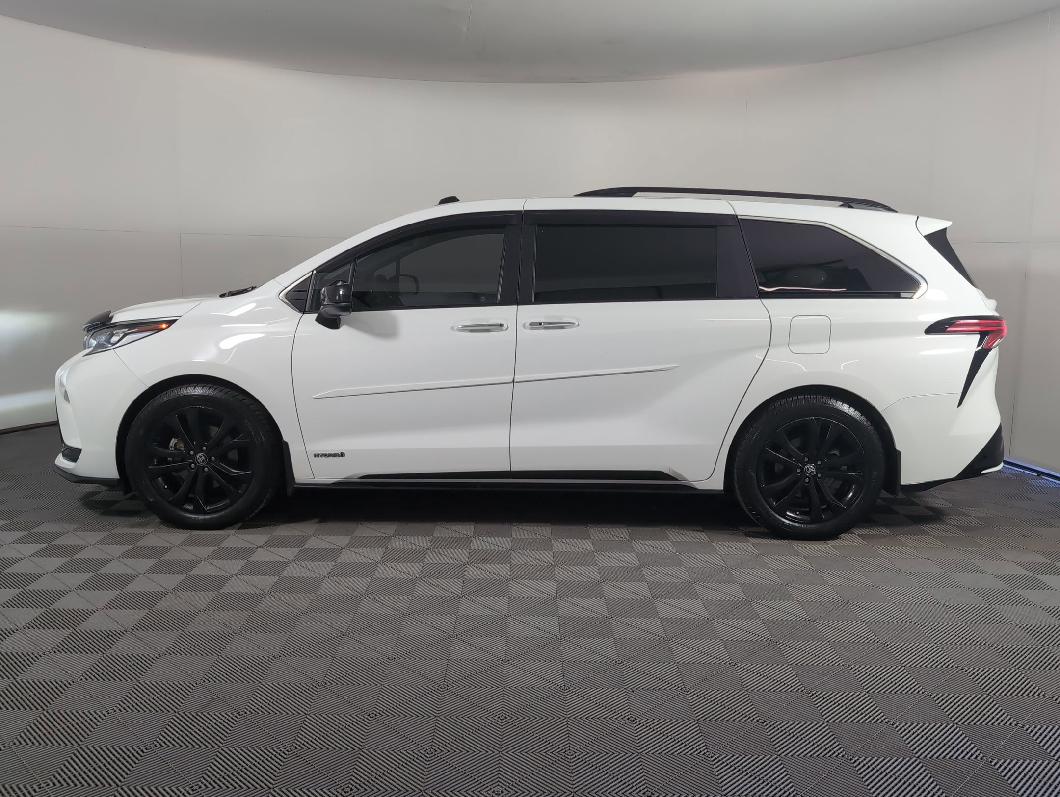 2021 Toyota Sienna XSE photo 2