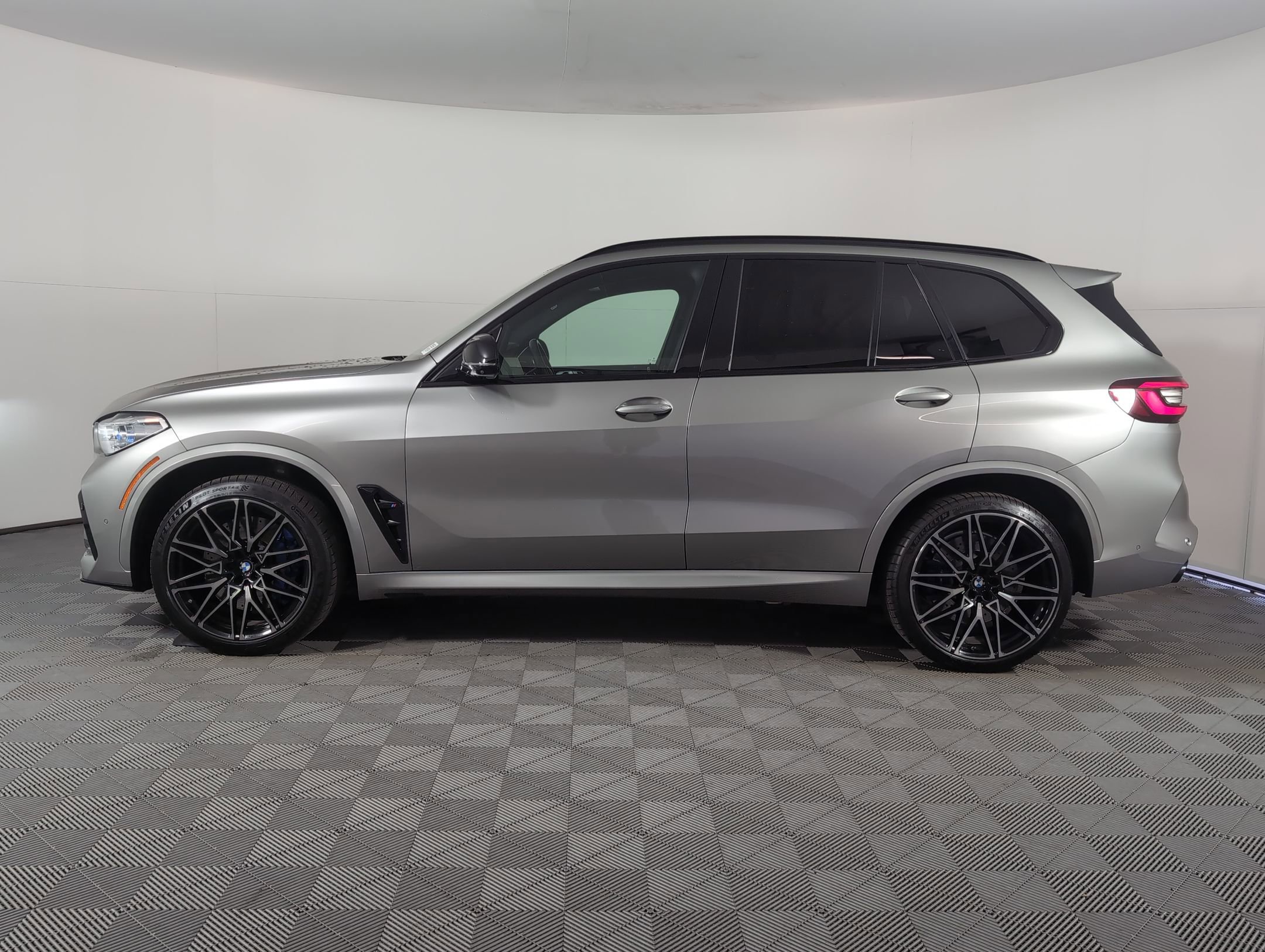 2021 Bmw X5 M photo 2