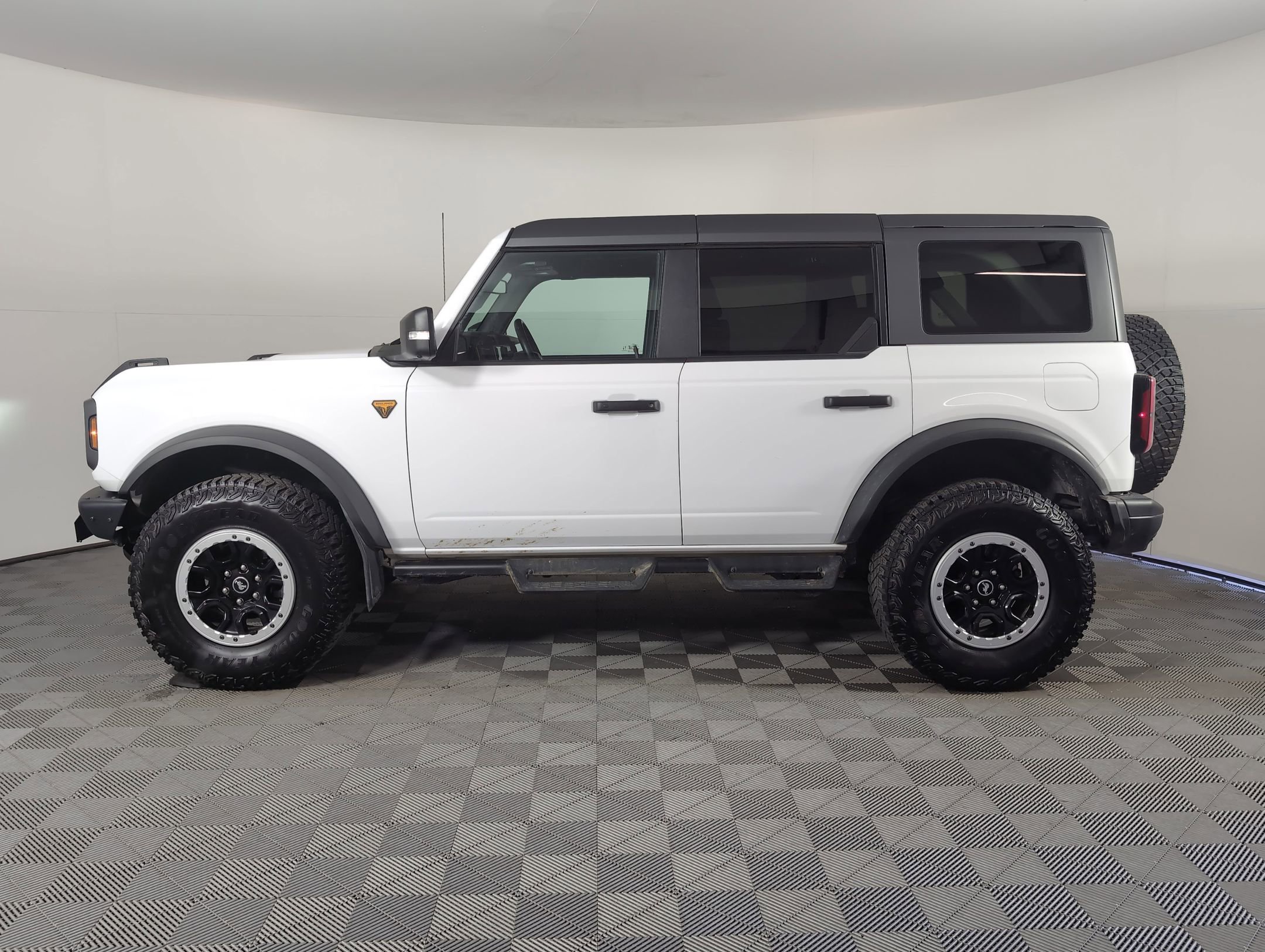 2024 Ford Bronco Badlands photo 2