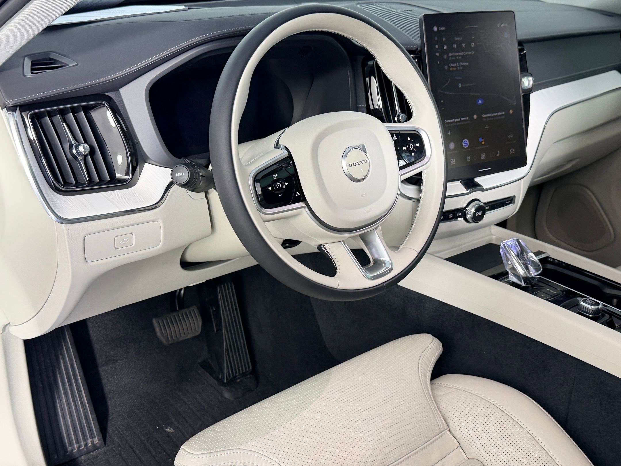 2026 Volvo XC60 B5 photo 4