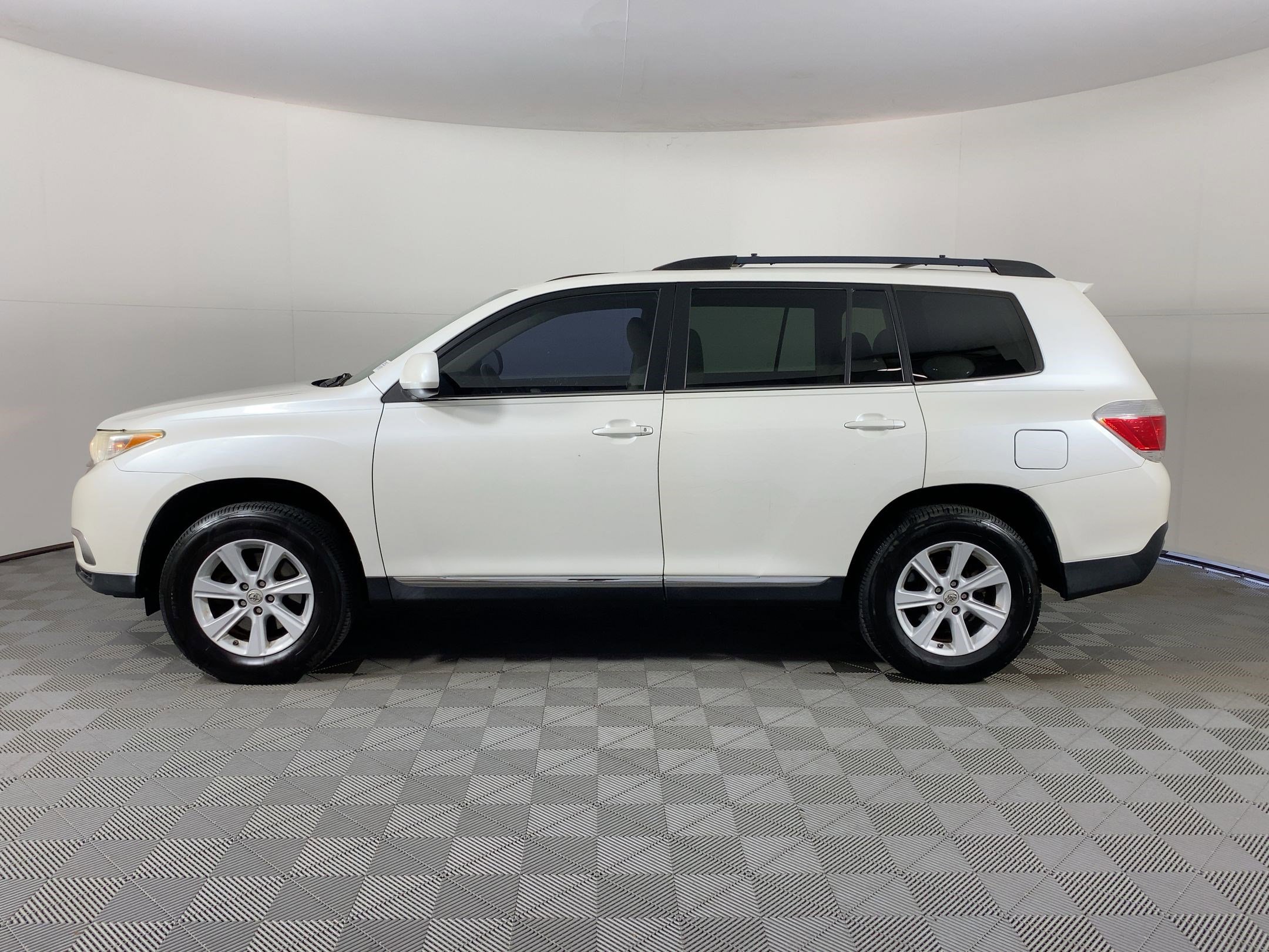 2013 Toyota Highlander Plus photo 2