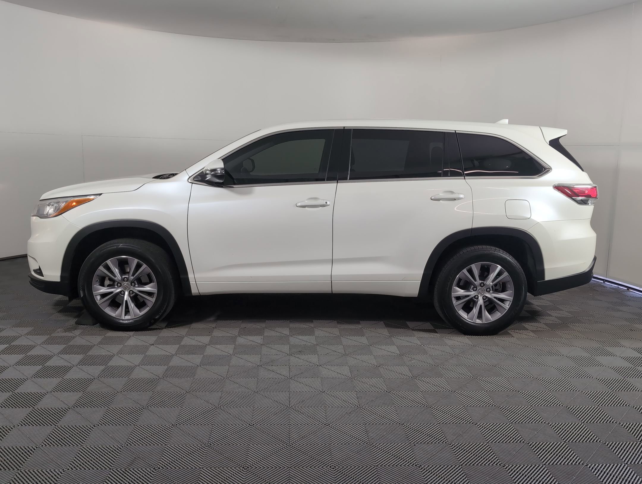 2015 Toyota Highlander LE photo 2