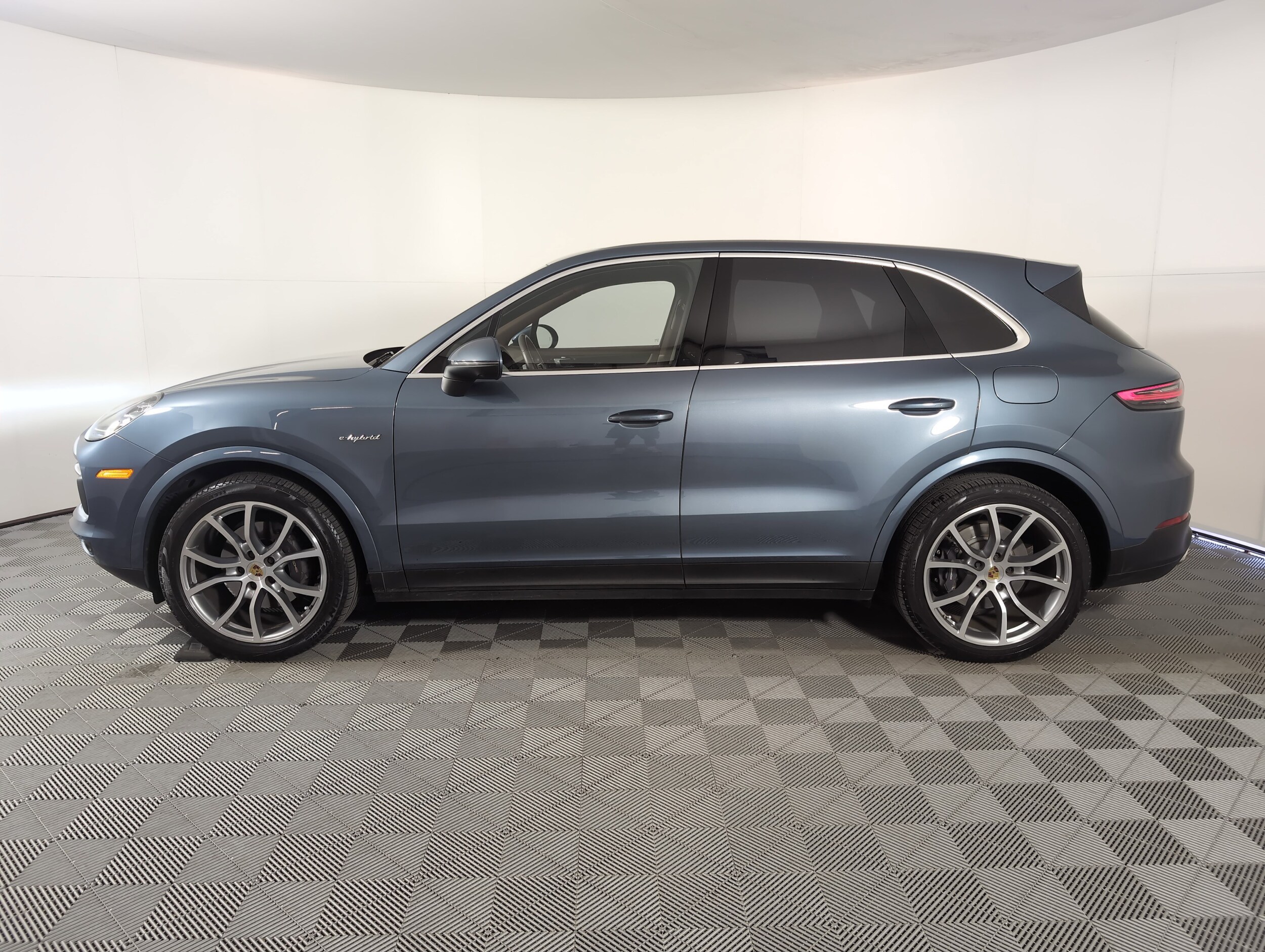2019 Porsche Cayenne S E-Hybrid photo 3