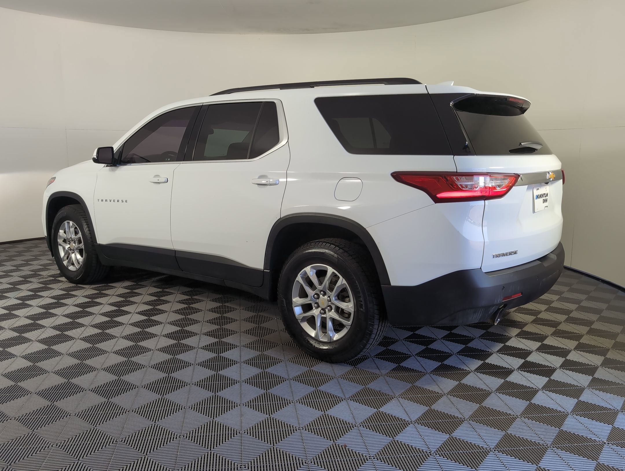 2019 Chevrolet Traverse Cloth 1LT photo 2