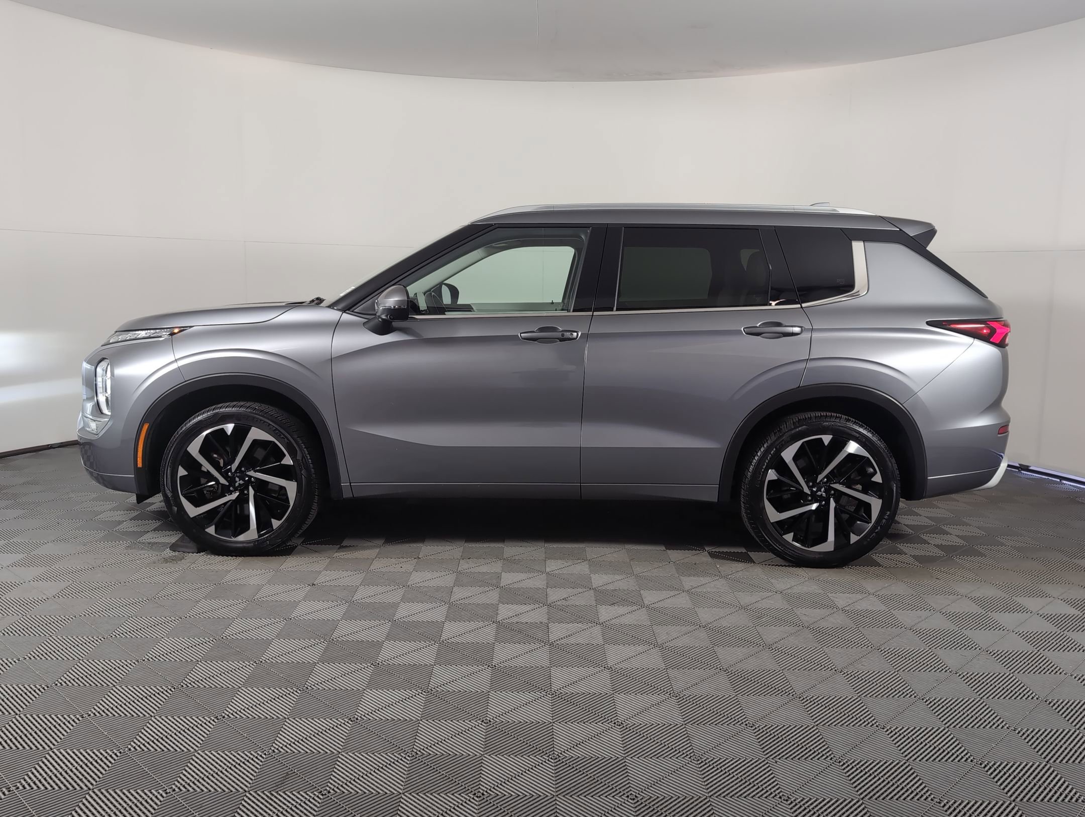 2022 Mitsubishi Outlander SEL photo 2