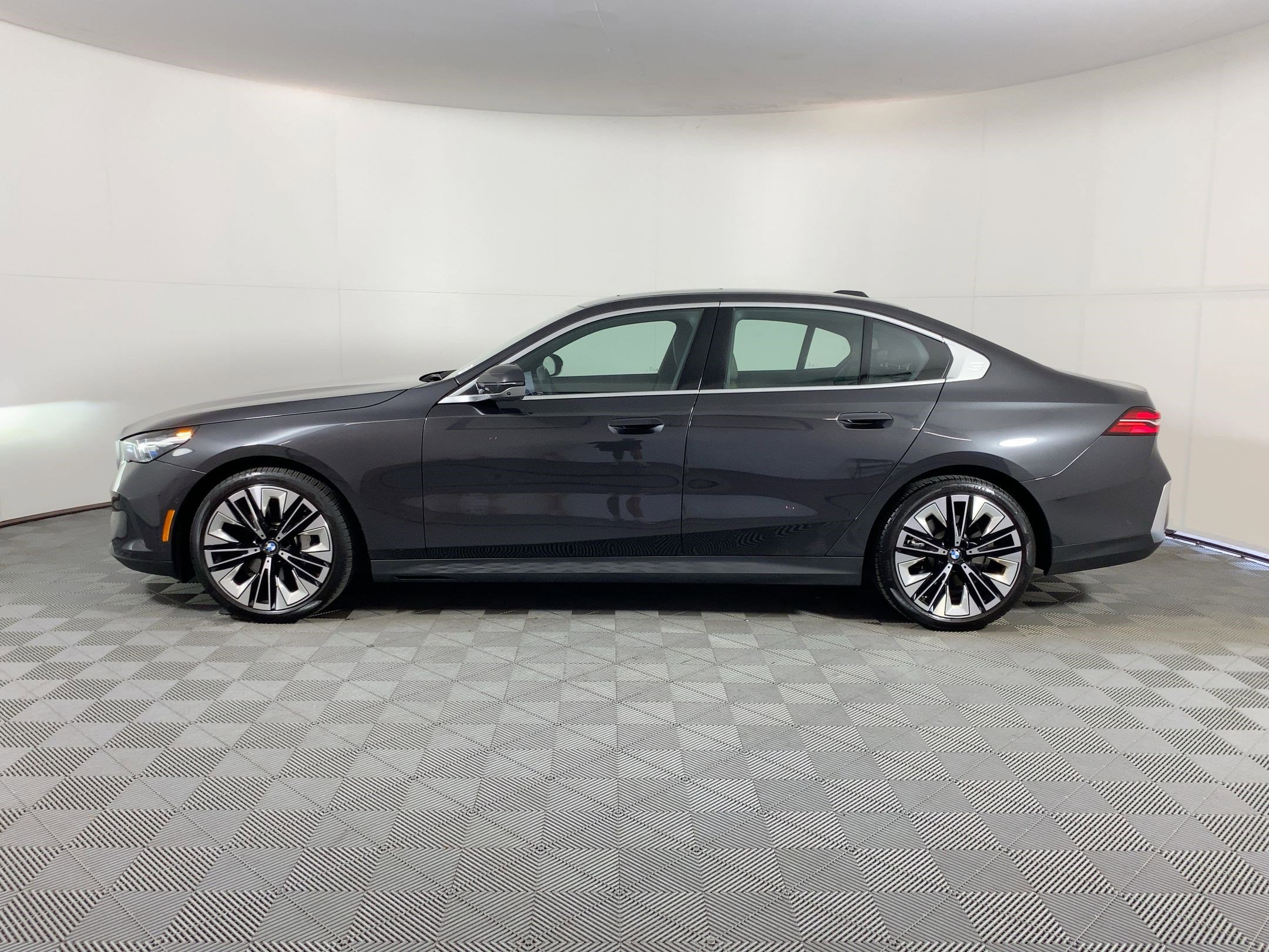 2025 Bmw 530i 5-Series photo 2