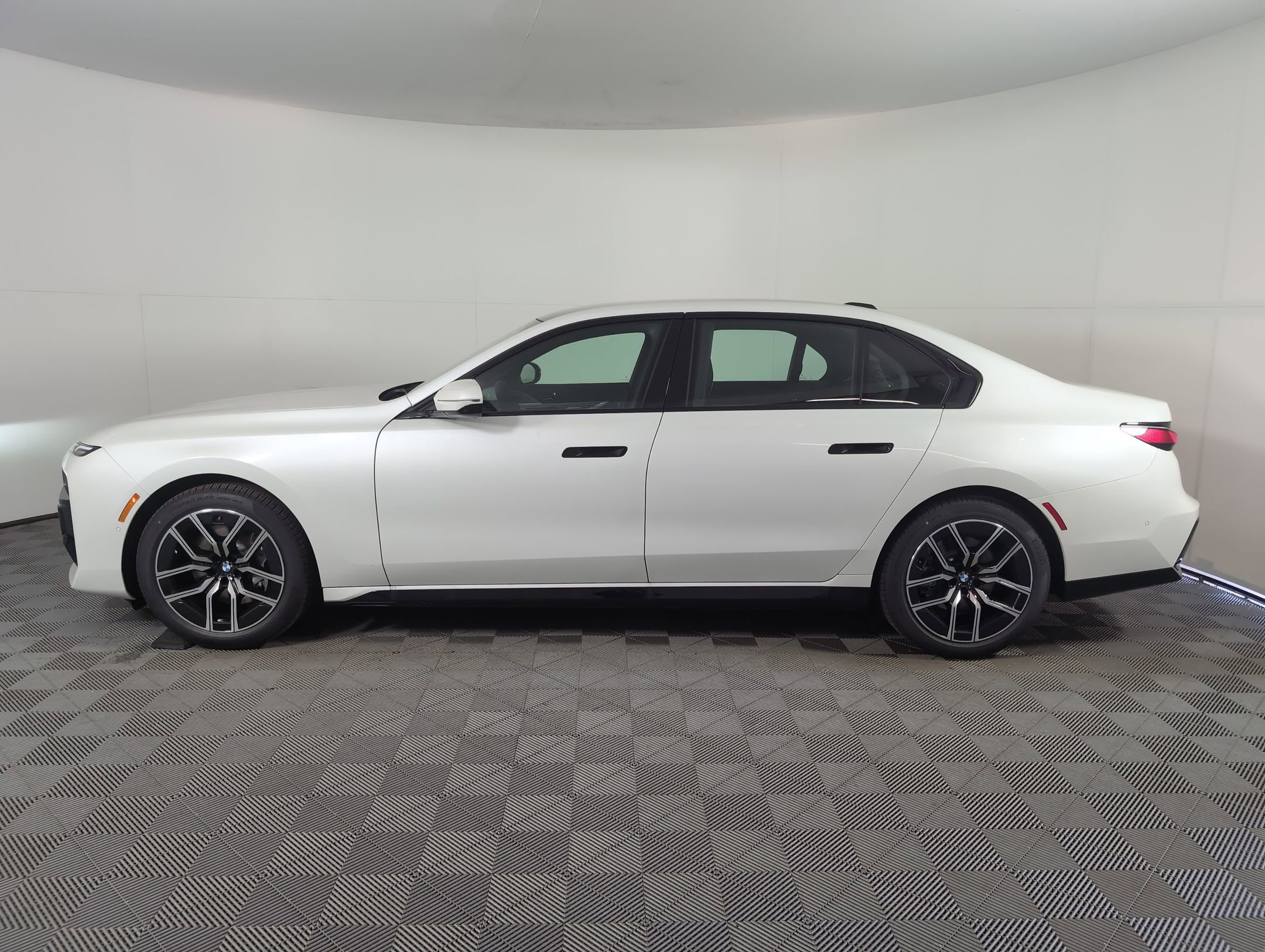 2025 Bmw 740i Sedan photo 2