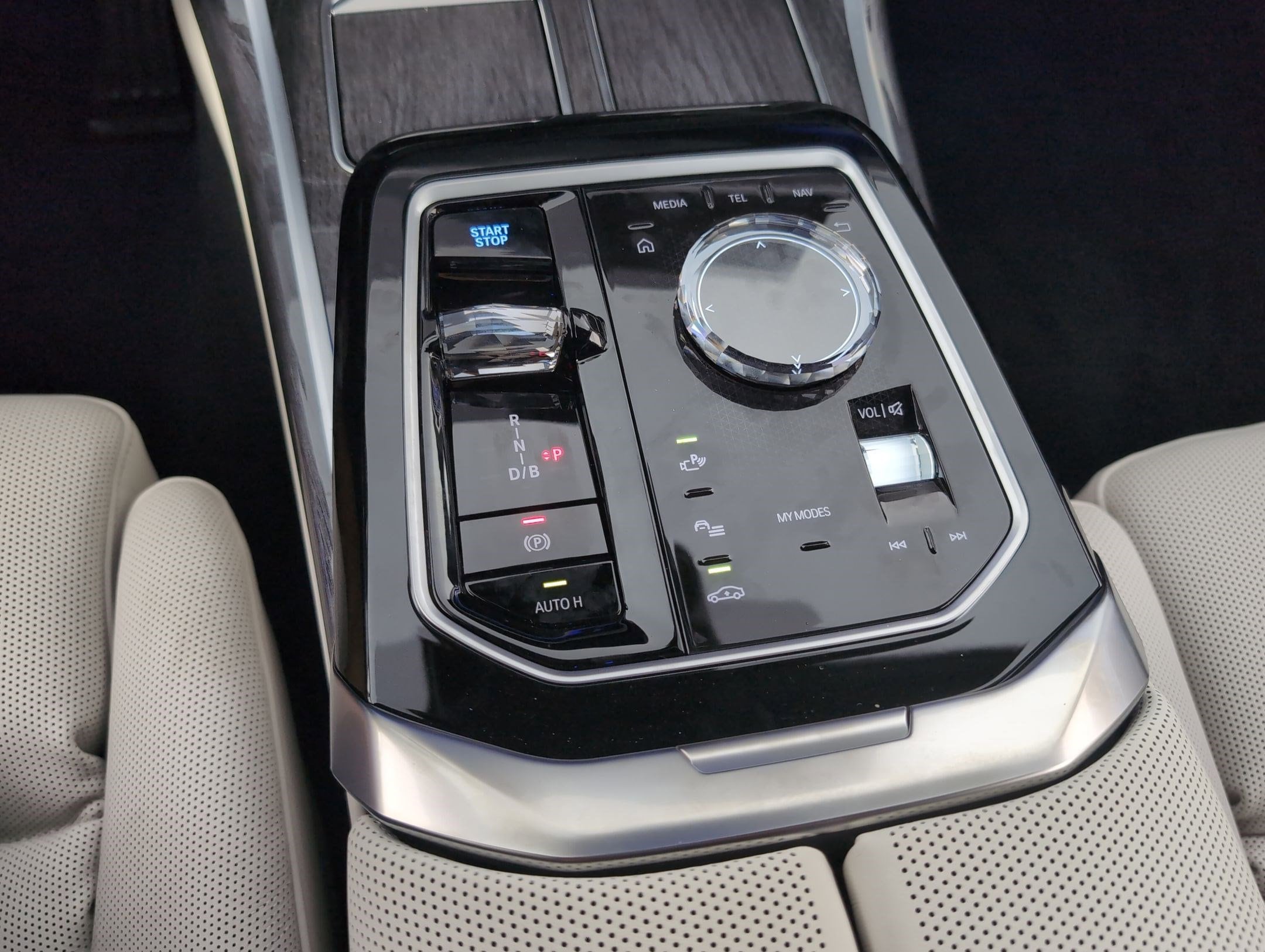 2025 BMW i7 50 - Photo 15