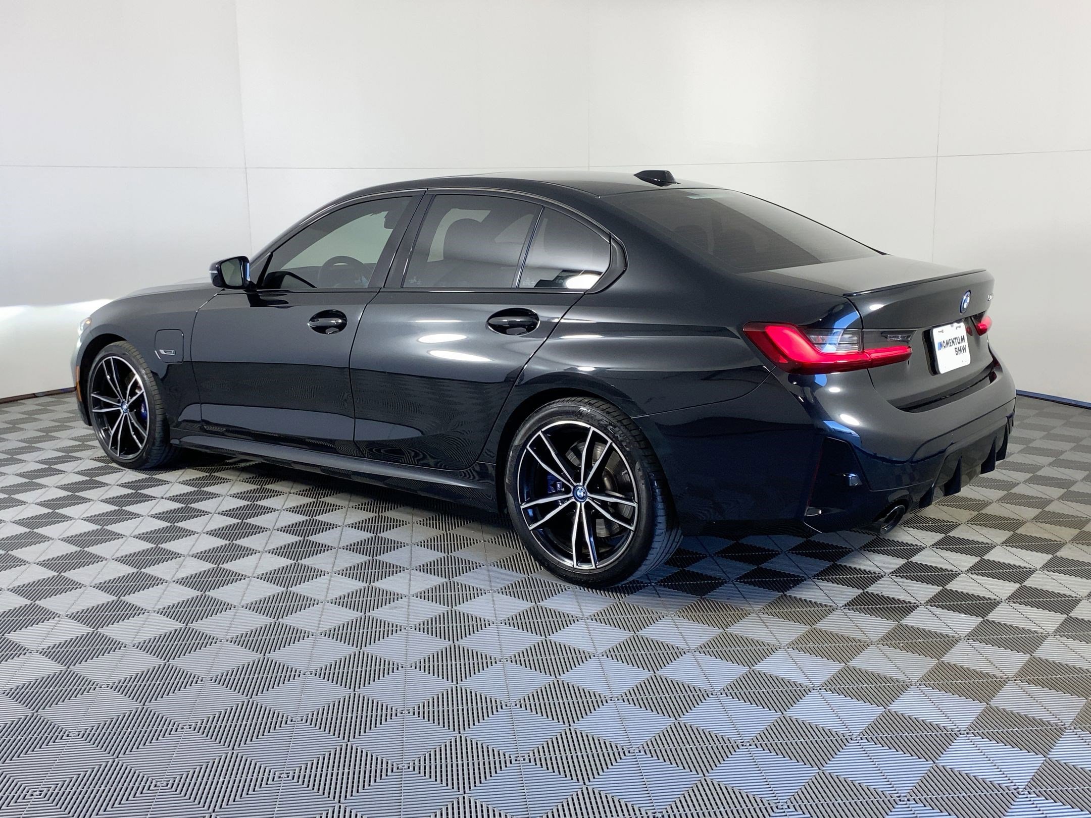 2023 Bmw 330e Sedan photo 3