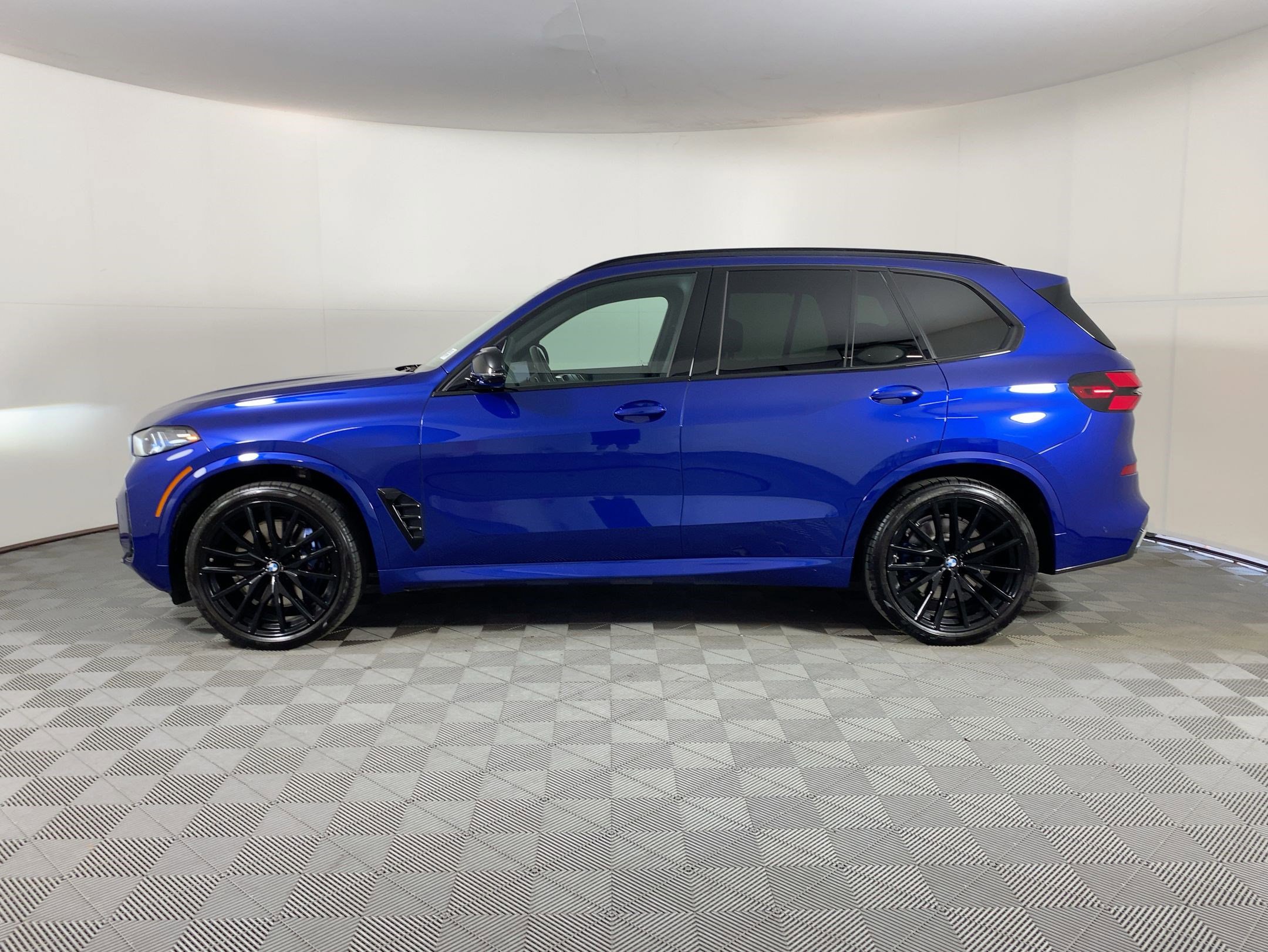 2025 Bmw X5 M60i photo 2