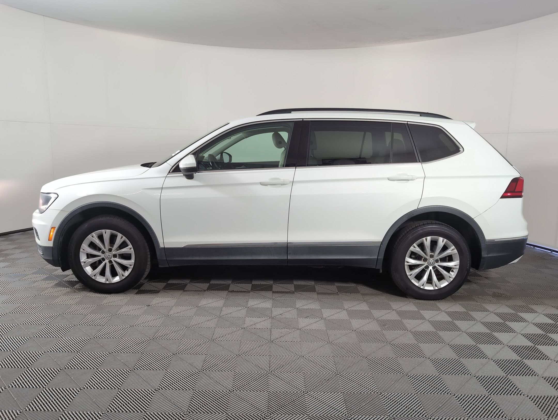 2018 Volkswagen Tiguan SE photo 2