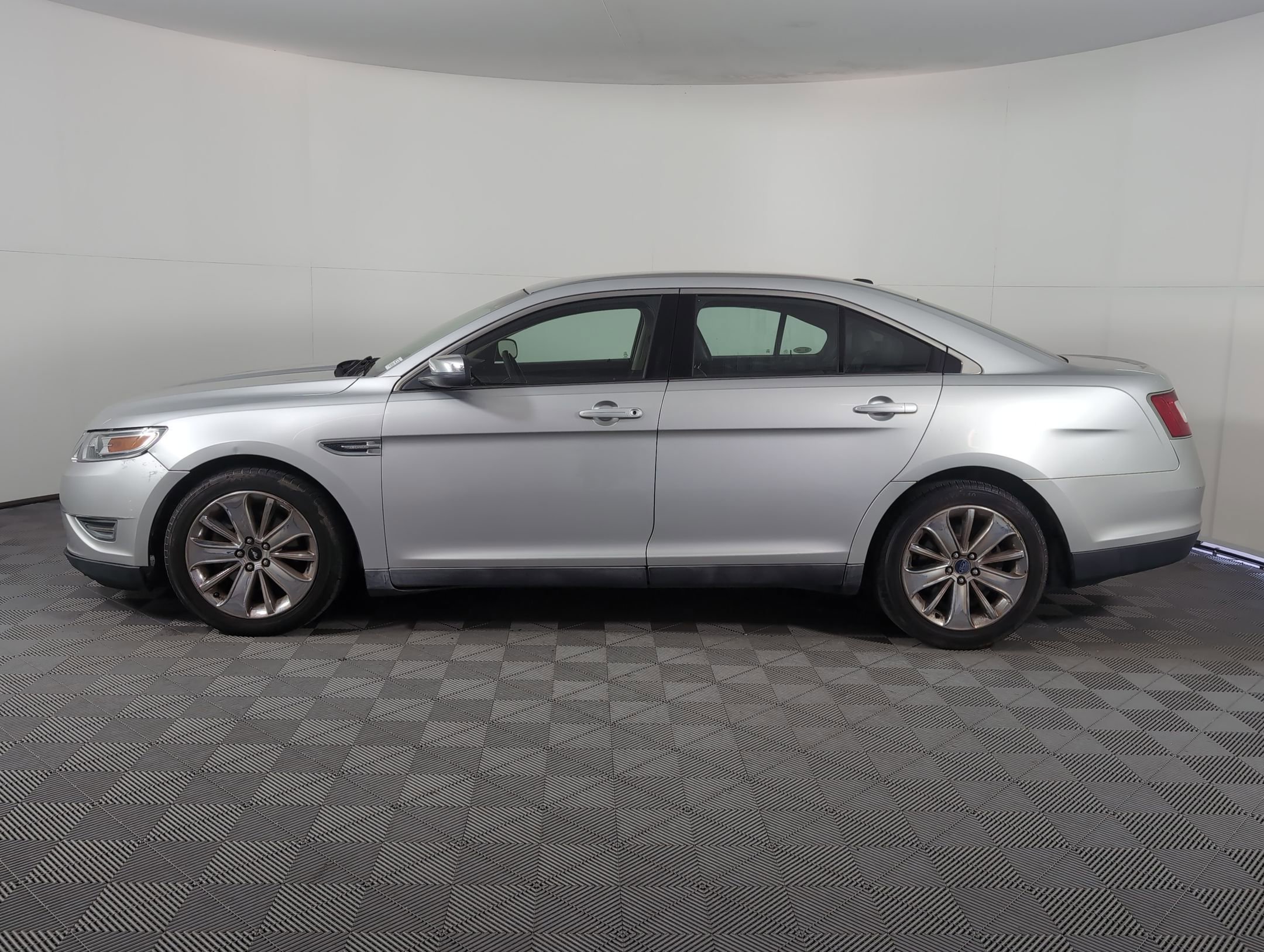 2010 Ford Taurus Limited photo 2