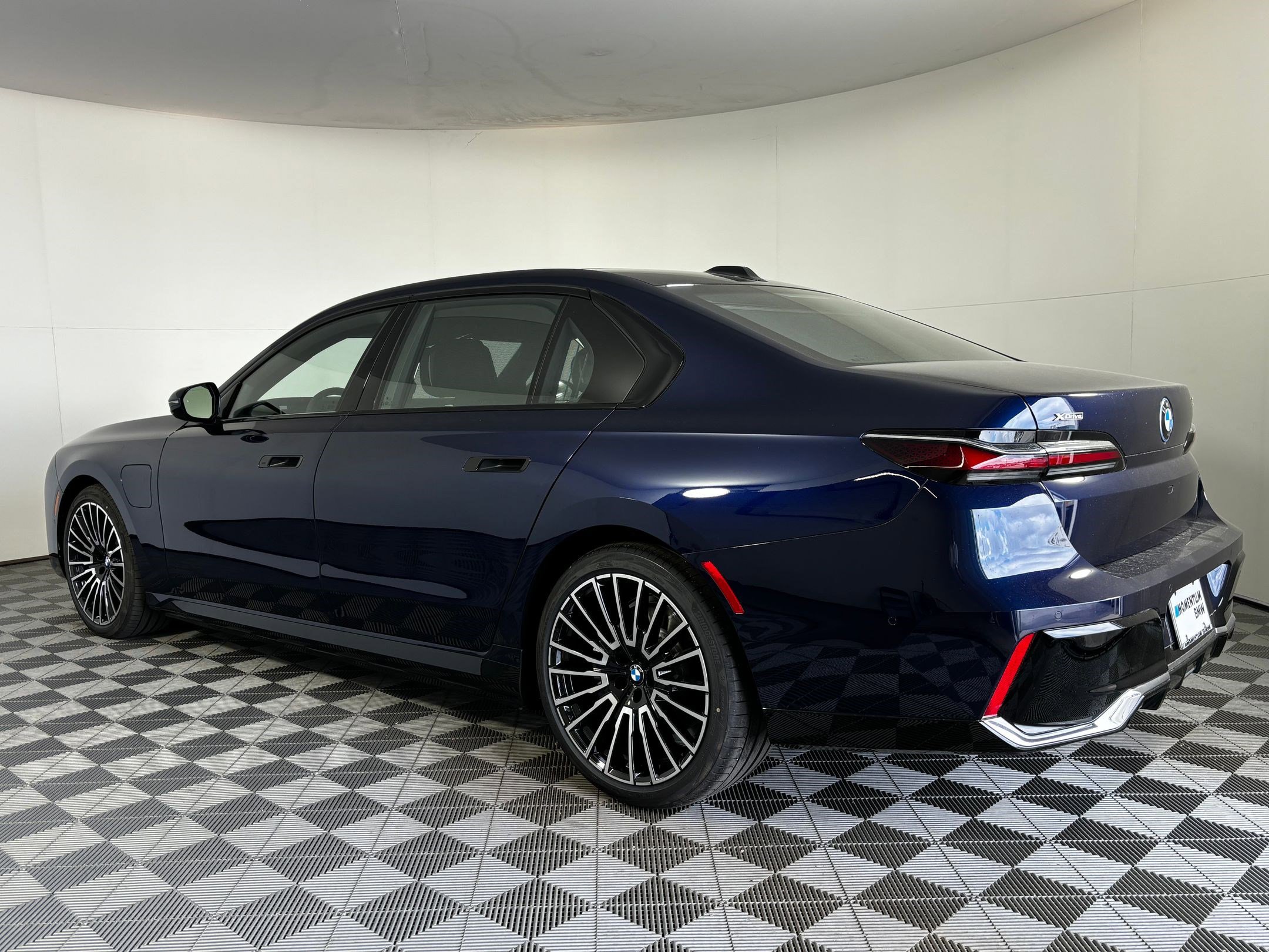 2026 Bmw 750e photo 3