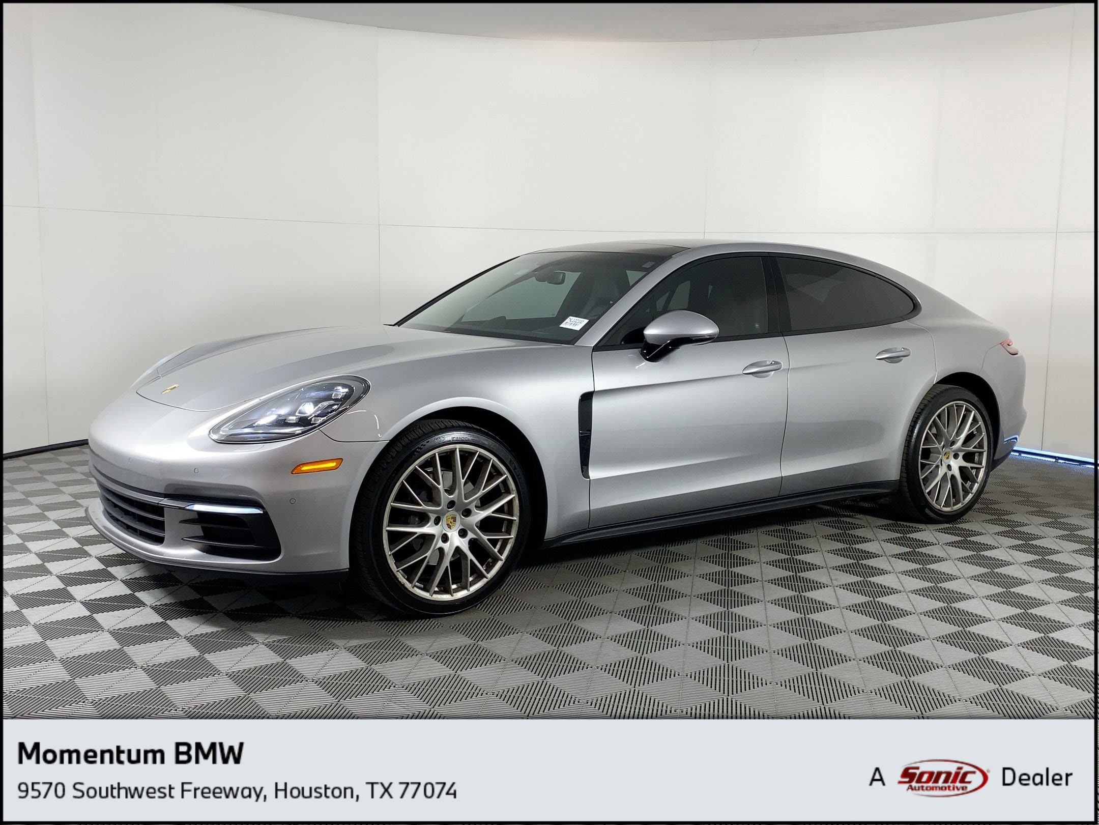 2017 Porsche Panamera 4's photo