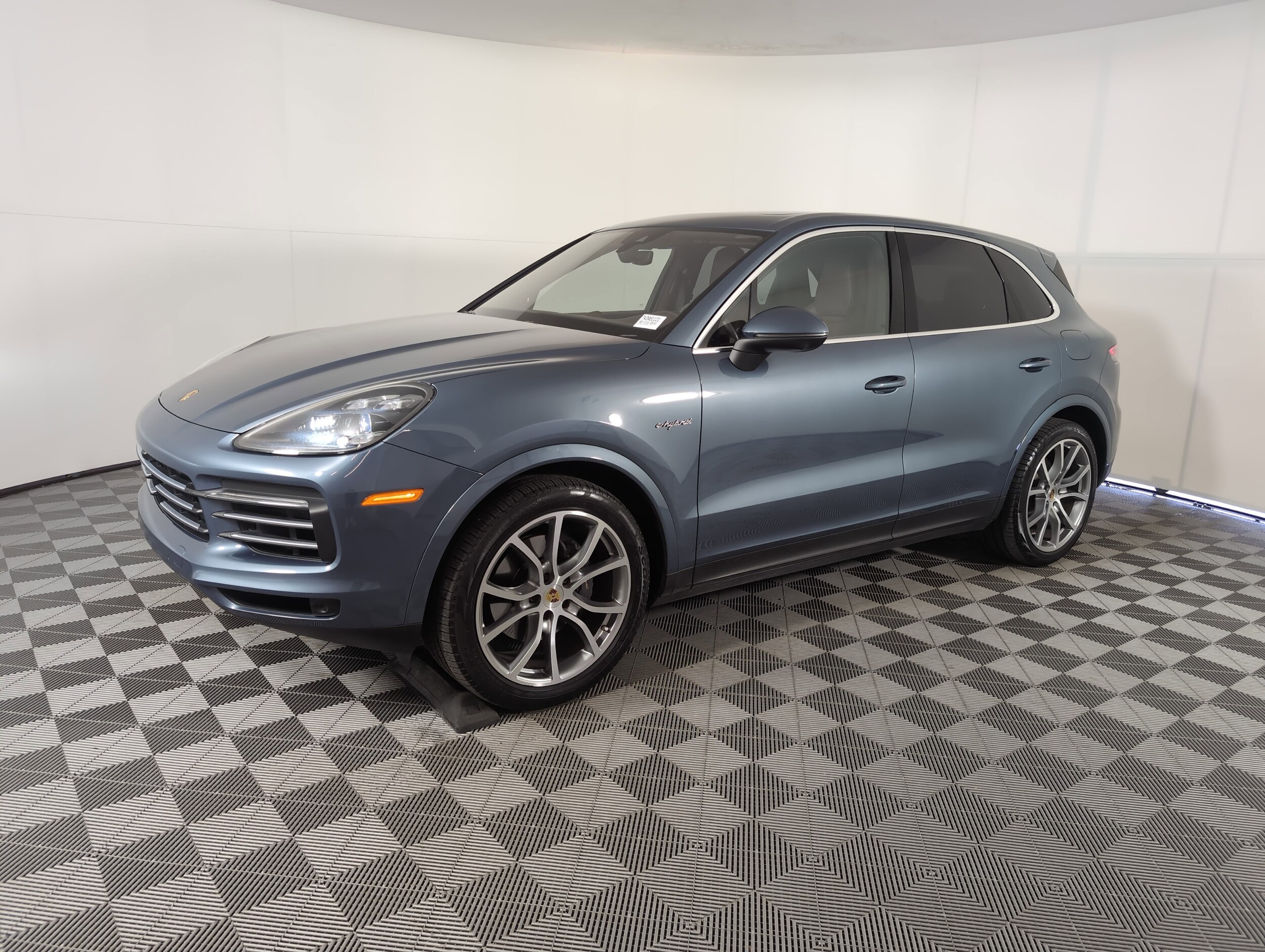 2019 Porsche Cayenne S E-Hybrid photo 2
