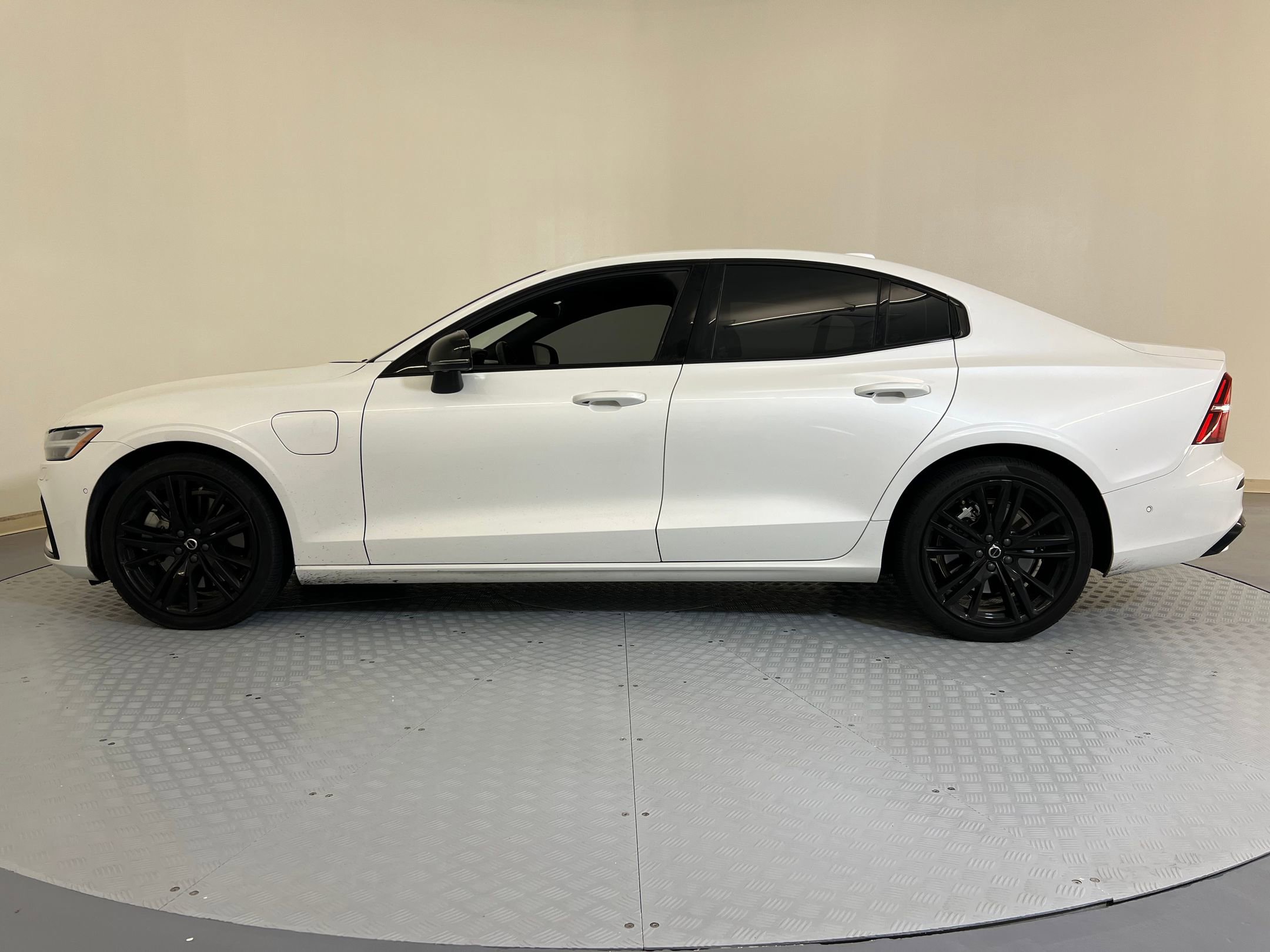 2024 Volvo S60 T8 Ultimate Black Edition photo 2