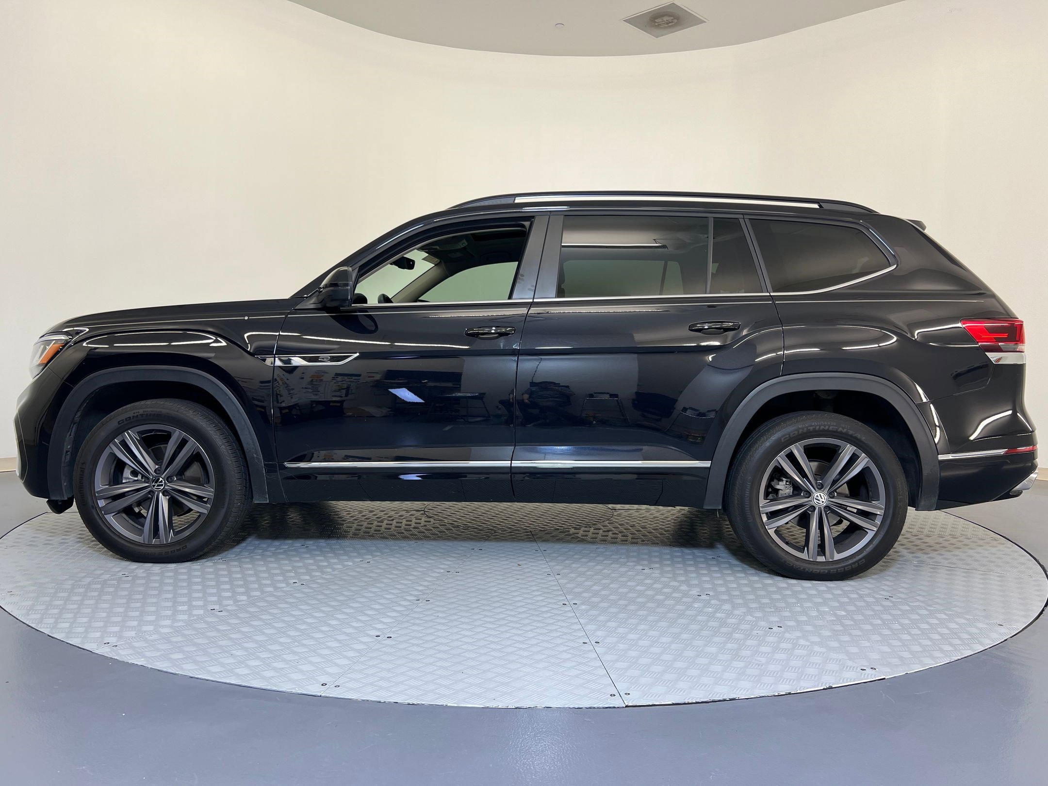 2021 Volkswagen Atlas V6 SE Technology R-Line photo 2