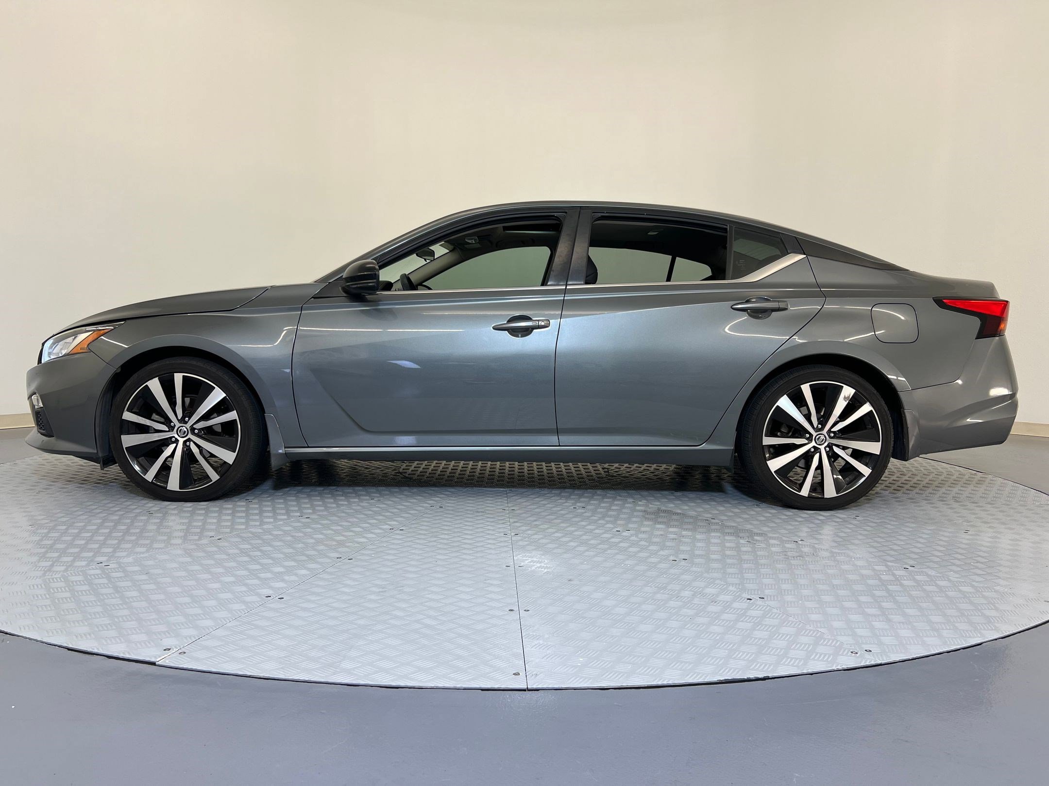2020 Nissan Altima 2.5 SR photo 2