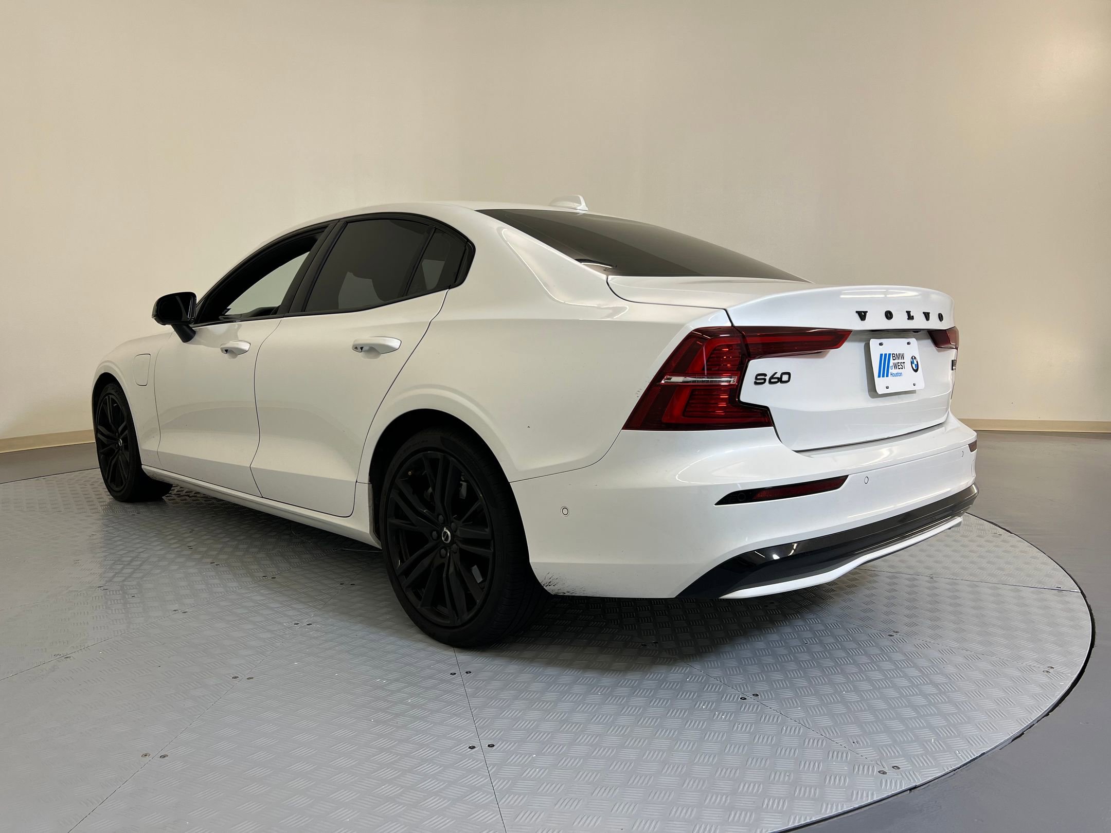 2024 Volvo S60 T8 Ultimate Black Edition photo 3