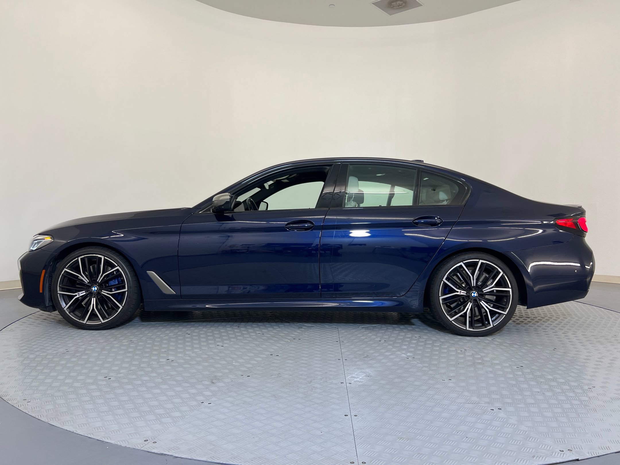 2023 Bmw M550i xDrive photo 2
